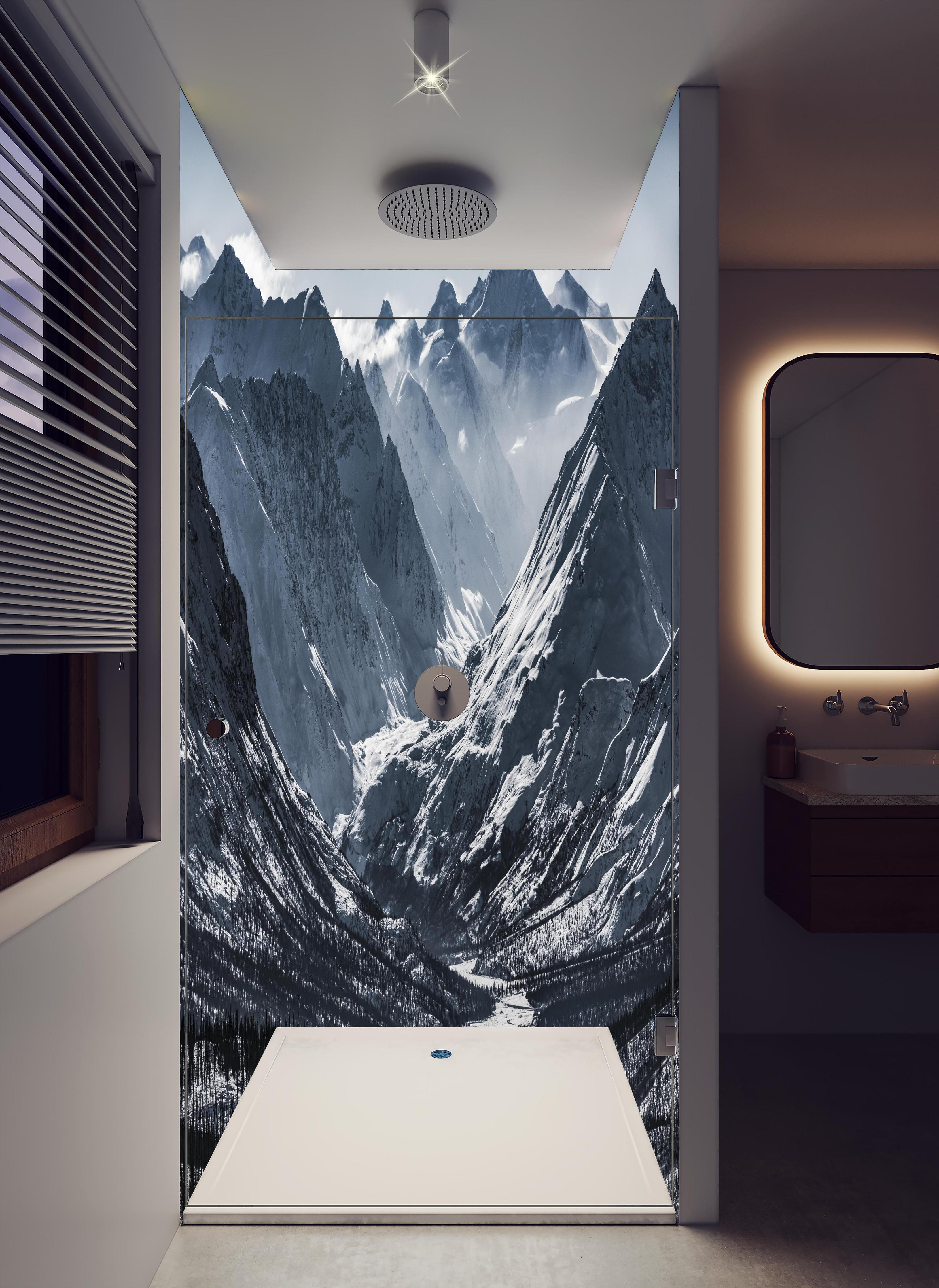 Duschrückwand - Majestätische Alaskanische Schneeberge in hellem Badezimmer mit Regenduschkopf - zweiteilige Eck-Duschrückwand