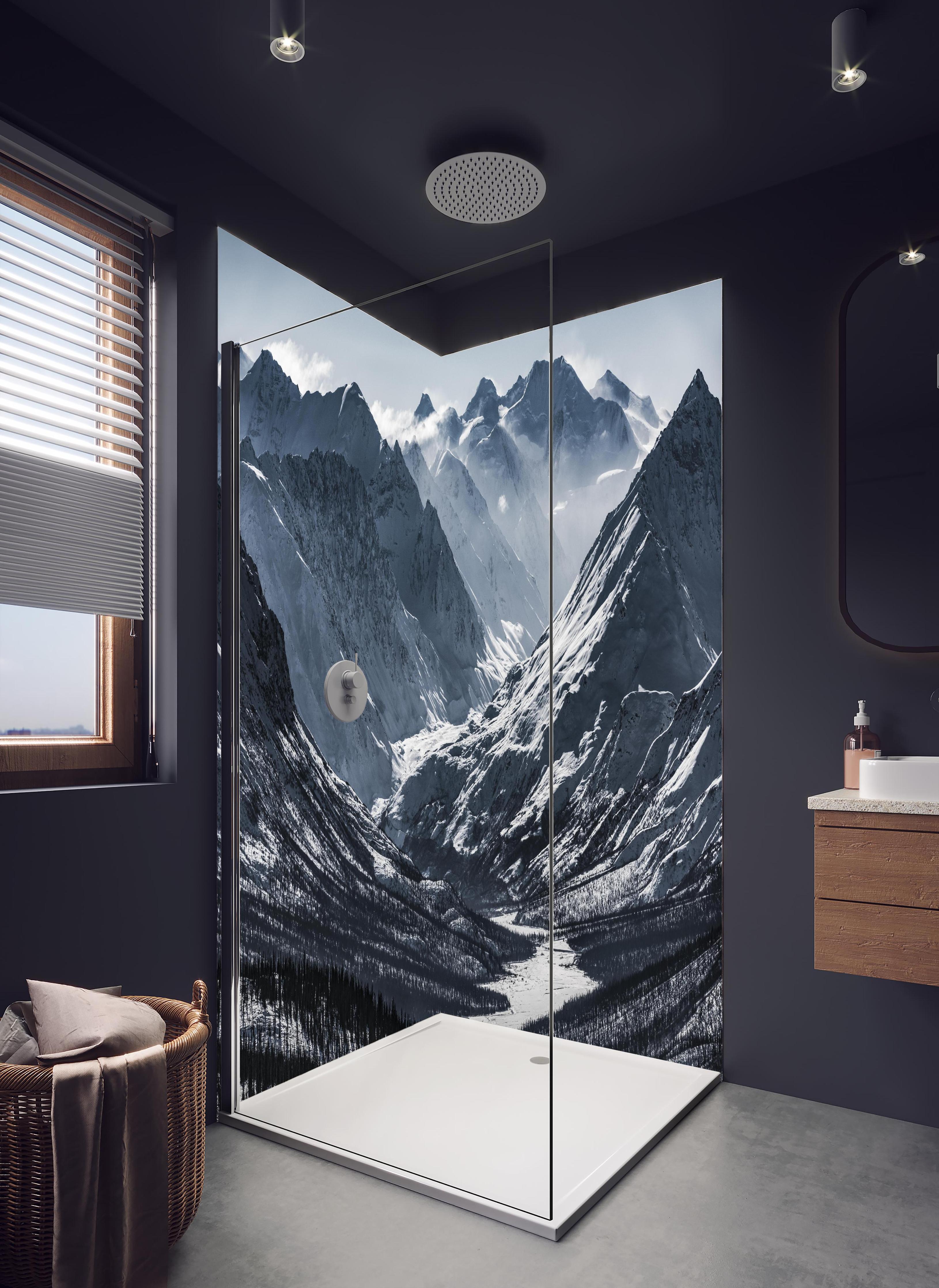 Duschrückwand - Majestätische Alaskanische Schneeberge in hellem Badezimmer mit Regenduschkopf - zweiteilige Eck-Duschrückwand
