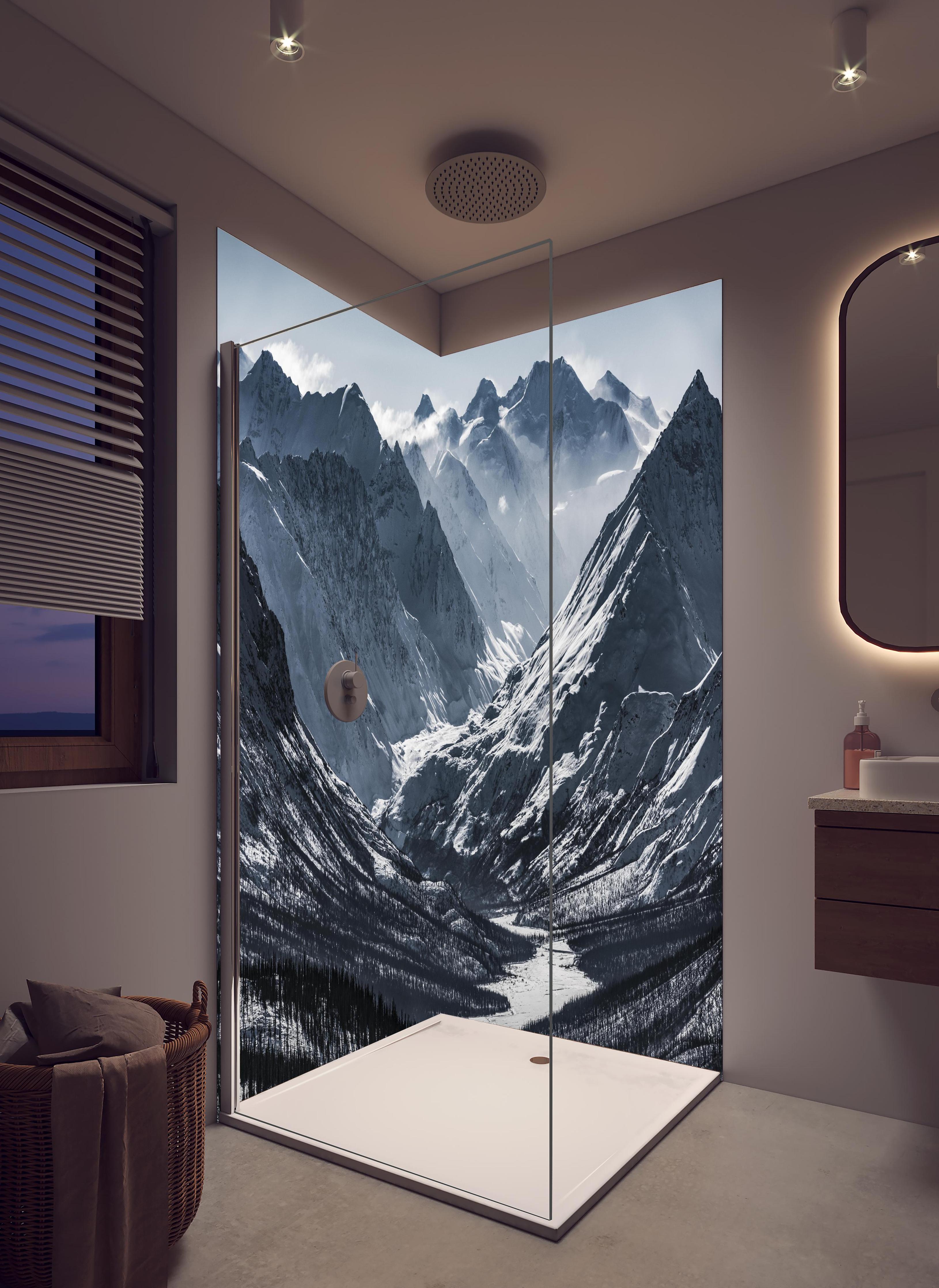 Duschrückwand - Majestätische Alaskanische Schneeberge in hellem Badezimmer mit Regenduschkopf - zweiteilige Eck-Duschrückwand