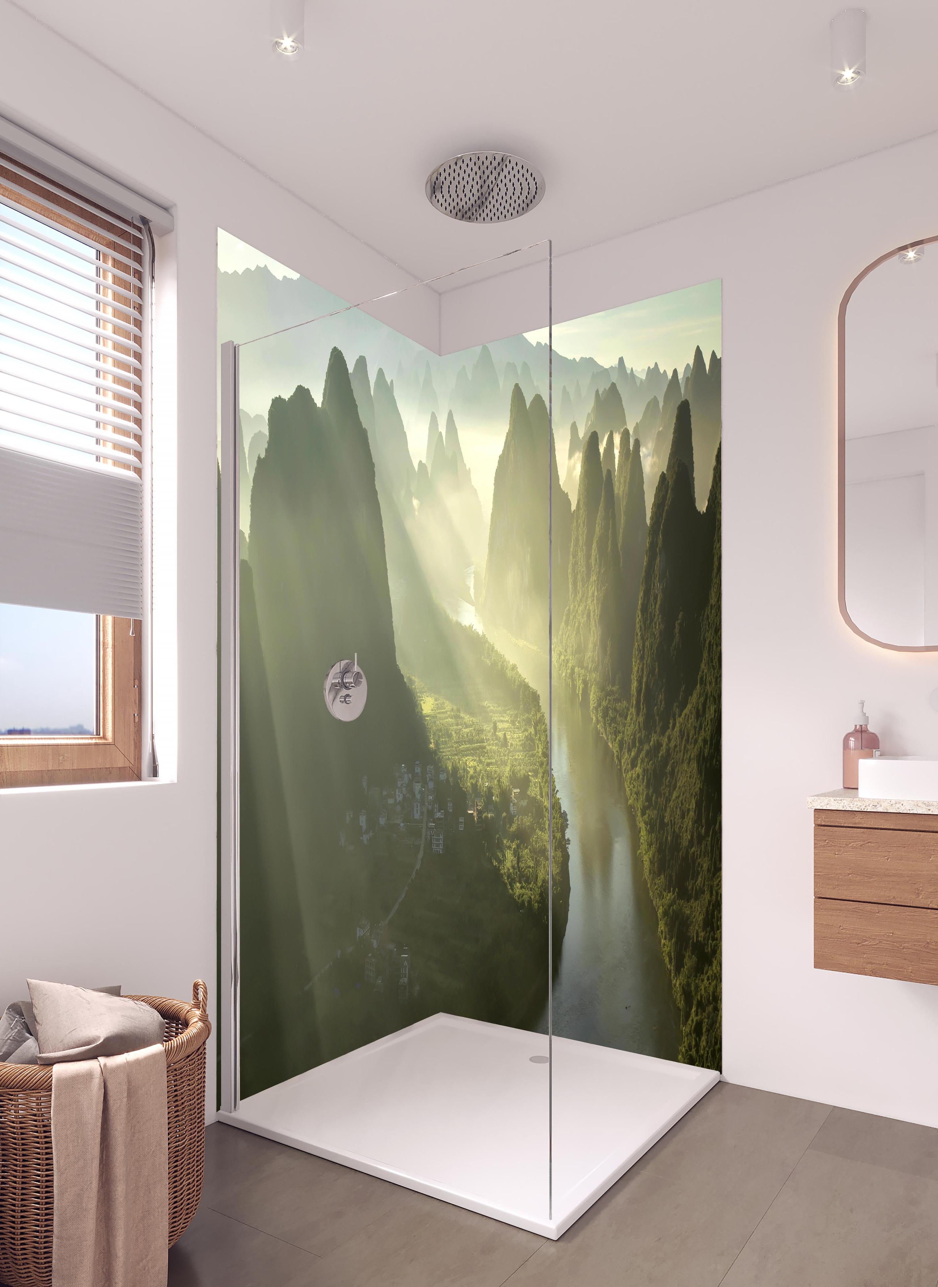 Duschrückwand - Majestätische Berge und Lichtstrahlen in China in hellem Badezimmer mit Regenduschkopf - zweiteilige Eck-Duschrückwand
