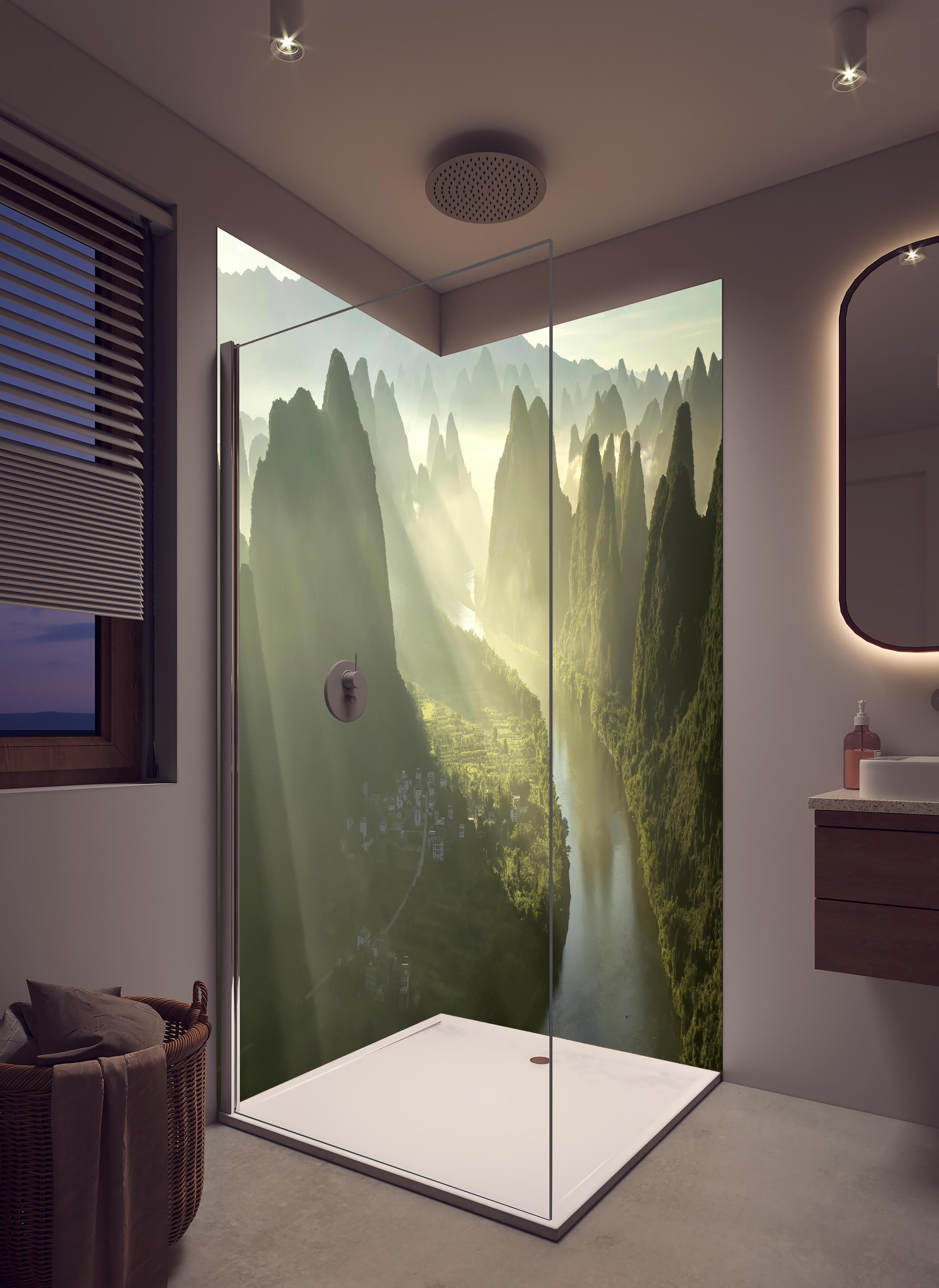 Duschrückwand - Majestätische Berge und Lichtstrahlen in China in hellem Badezimmer mit Regenduschkopf - zweiteilige Eck-Duschrückwand
