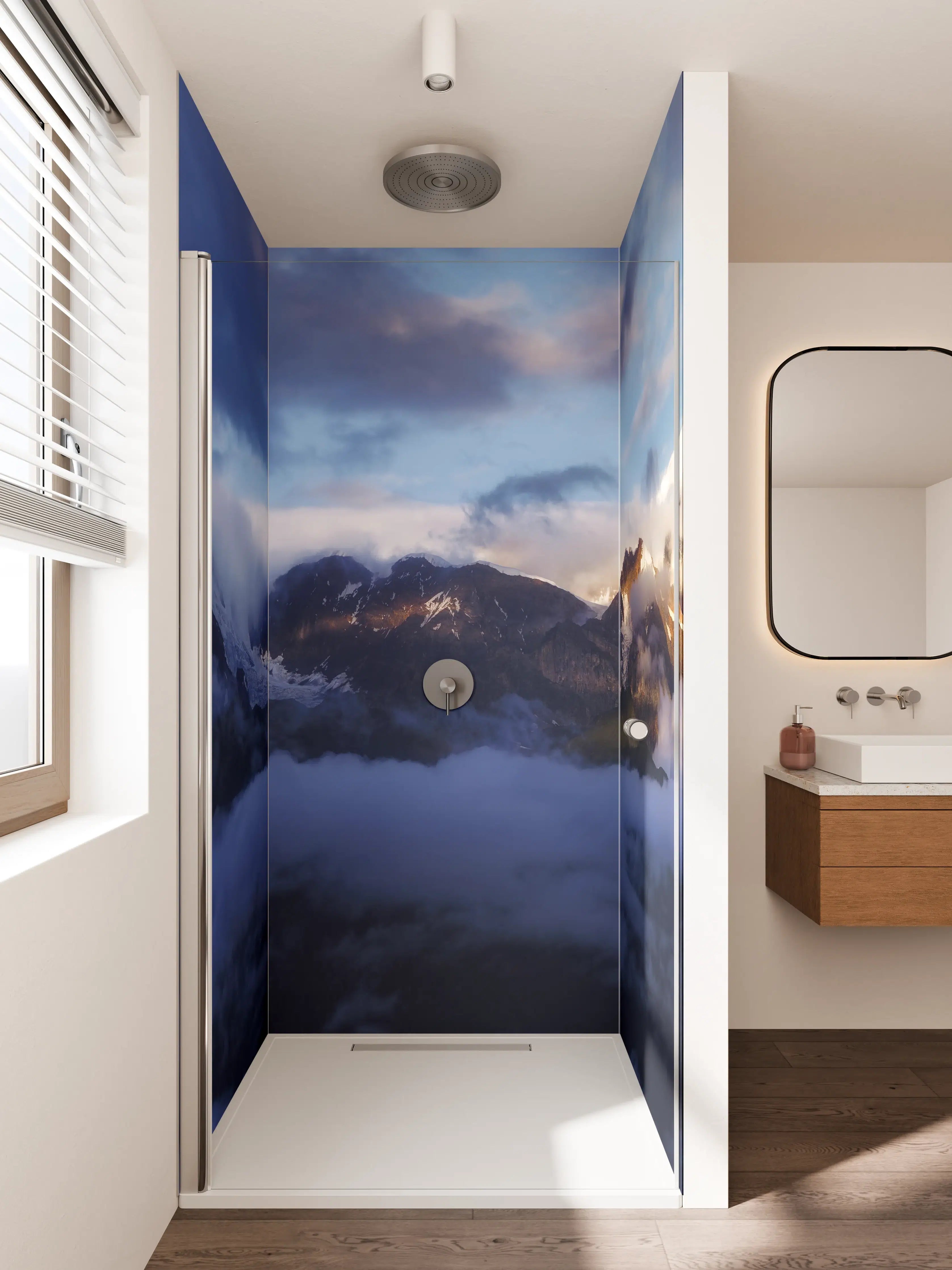 Duschrückwand - Majestätische Bergkette im Nebel