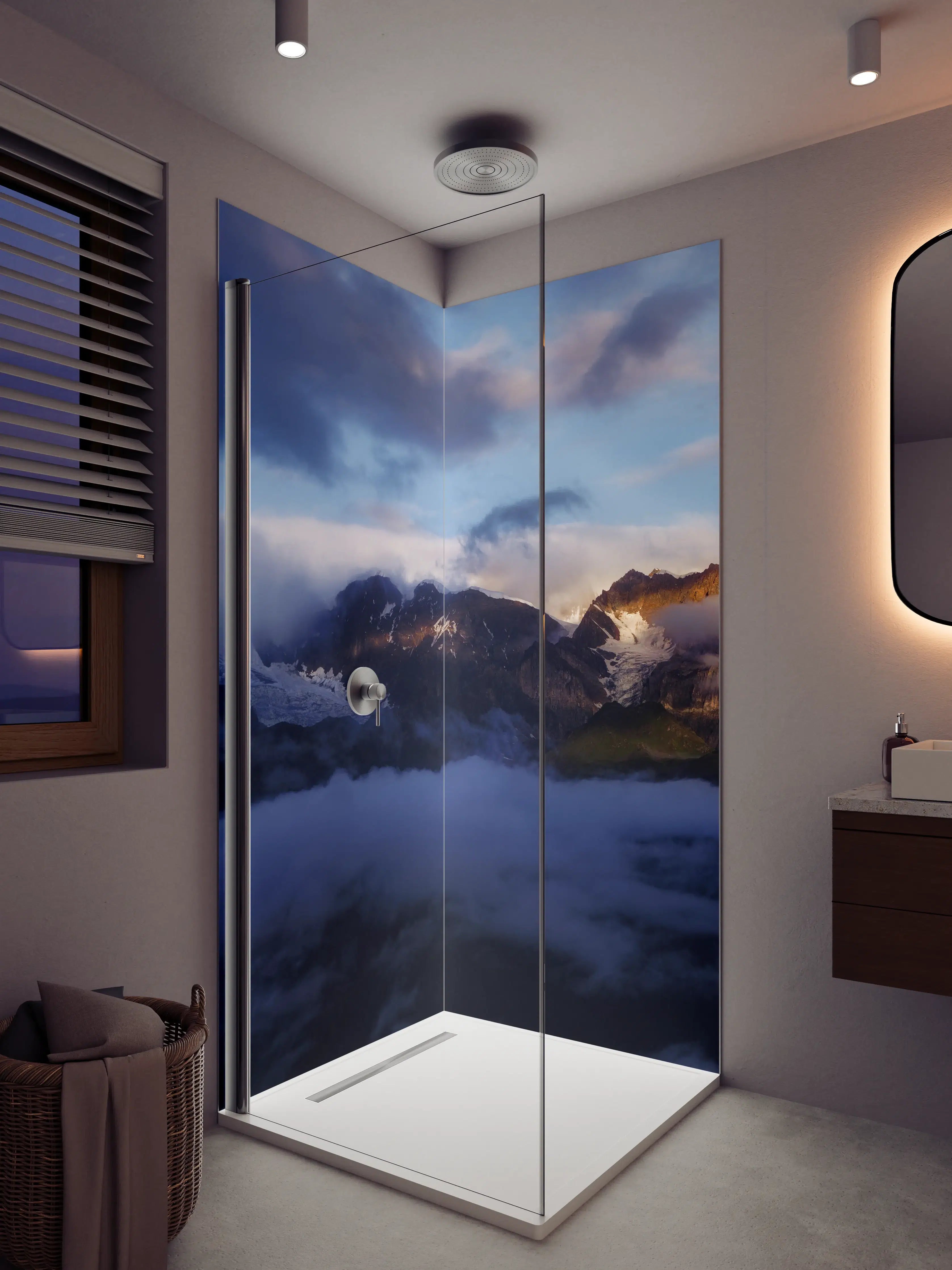 Duschrückwand - Majestätische Bergkette im Nebel