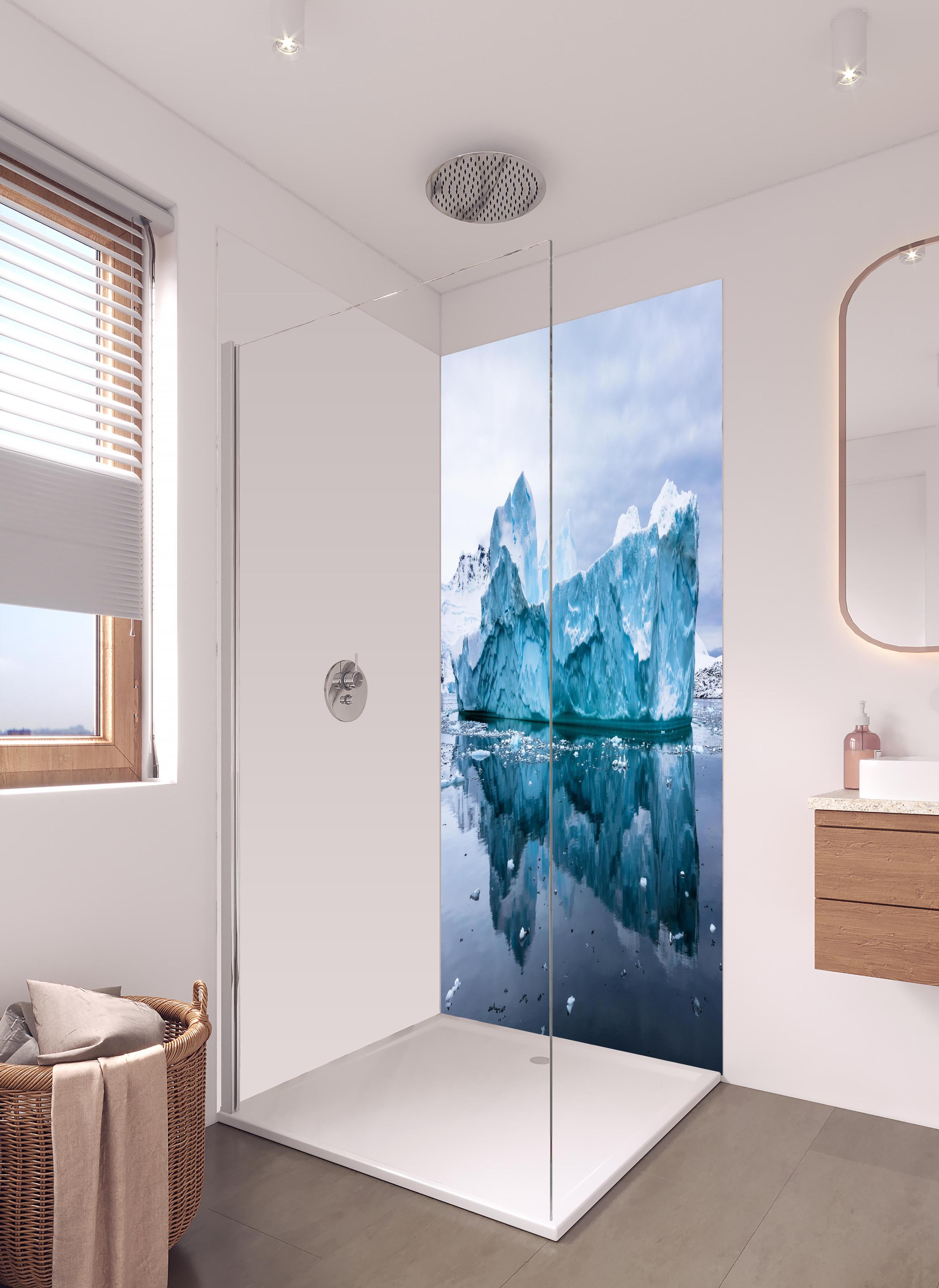 Duschrückwand - Majestätischer Antarktis Eisberg mit Reflexion in hellem Badezimmer mit Regenduschkopf - zweiteilige Eck-Duschrückwand