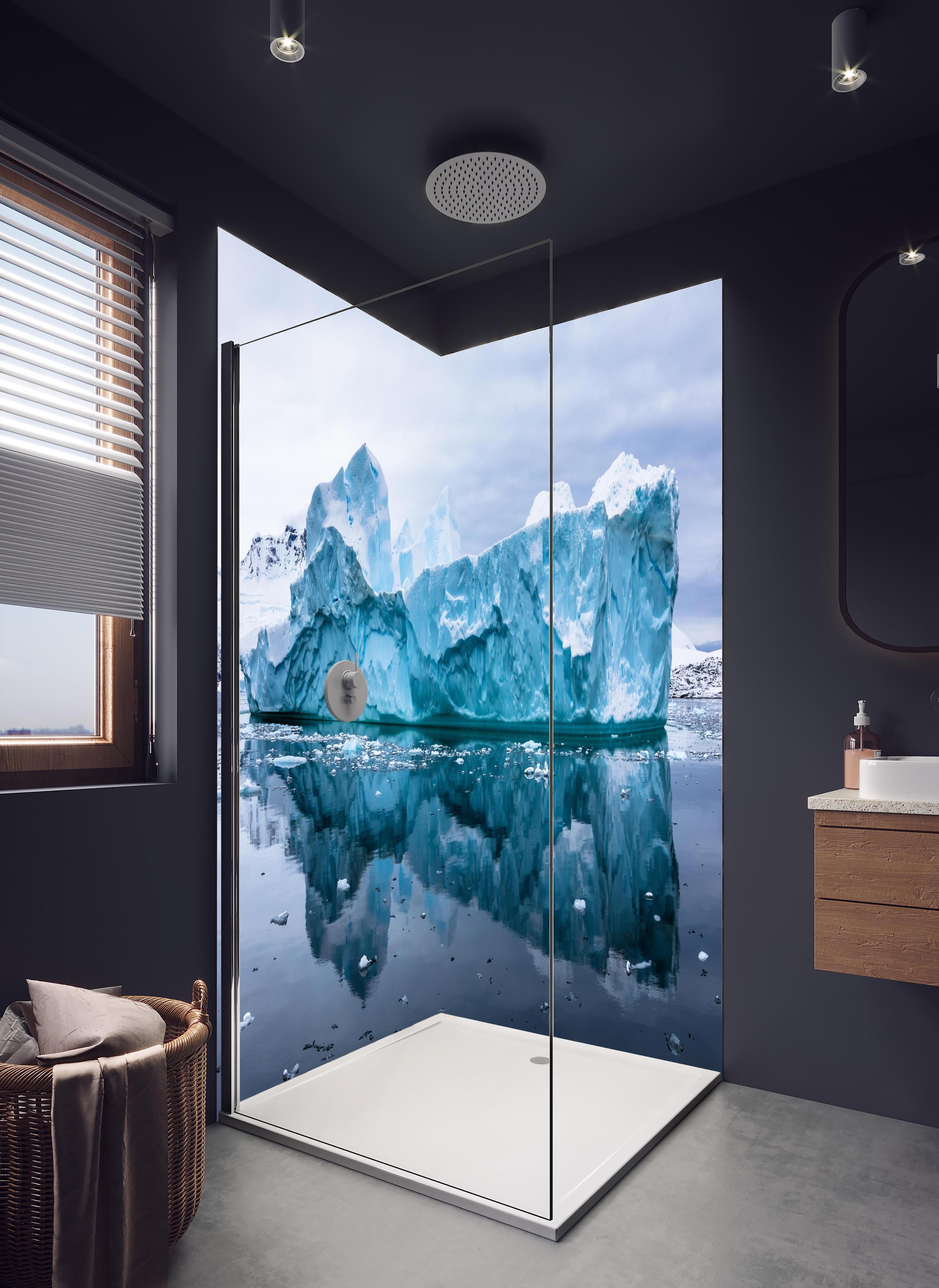 Duschrückwand - Majestätischer Antarktis Eisberg mit Reflexion in hellem Badezimmer mit Regenduschkopf - zweiteilige Eck-Duschrückwand