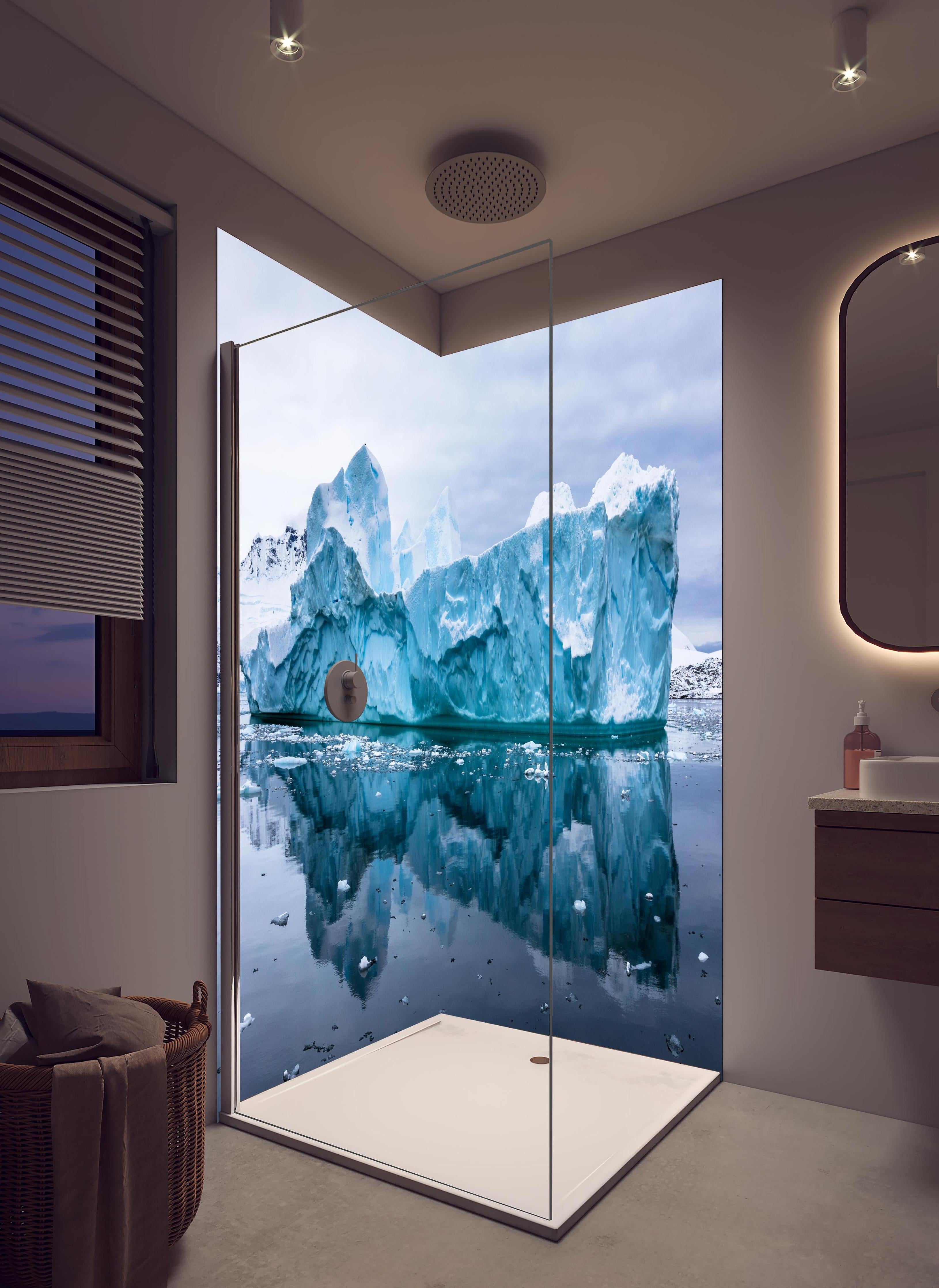 Duschrückwand - Majestätischer Antarktis Eisberg mit Reflexion in hellem Badezimmer mit Regenduschkopf - zweiteilige Eck-Duschrückwand