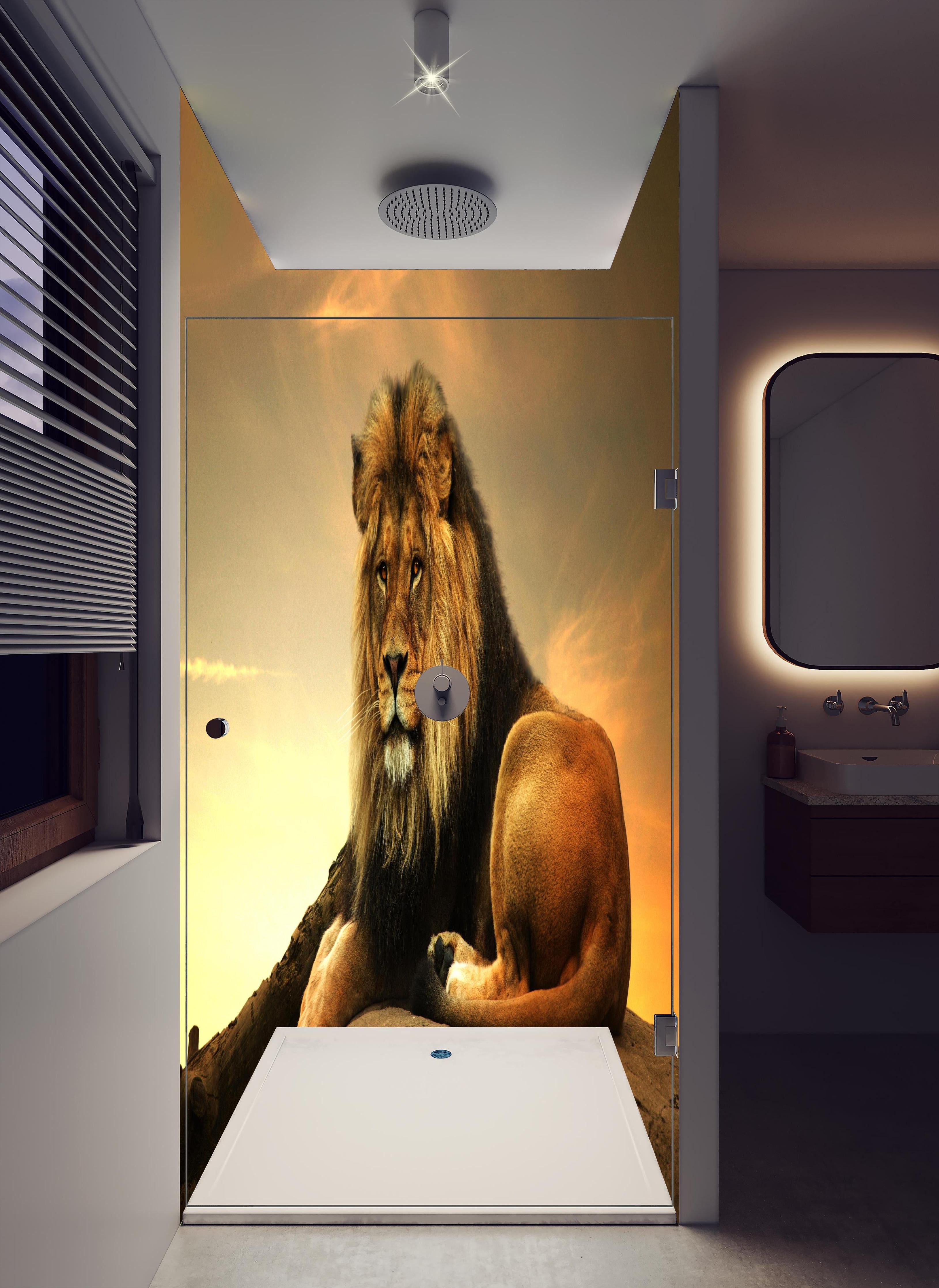 Duschrückwand - Majestätischer Löwe auf Fels in hellem Badezimmer mit Regenduschkopf - zweiteilige Eck-Duschrückwand