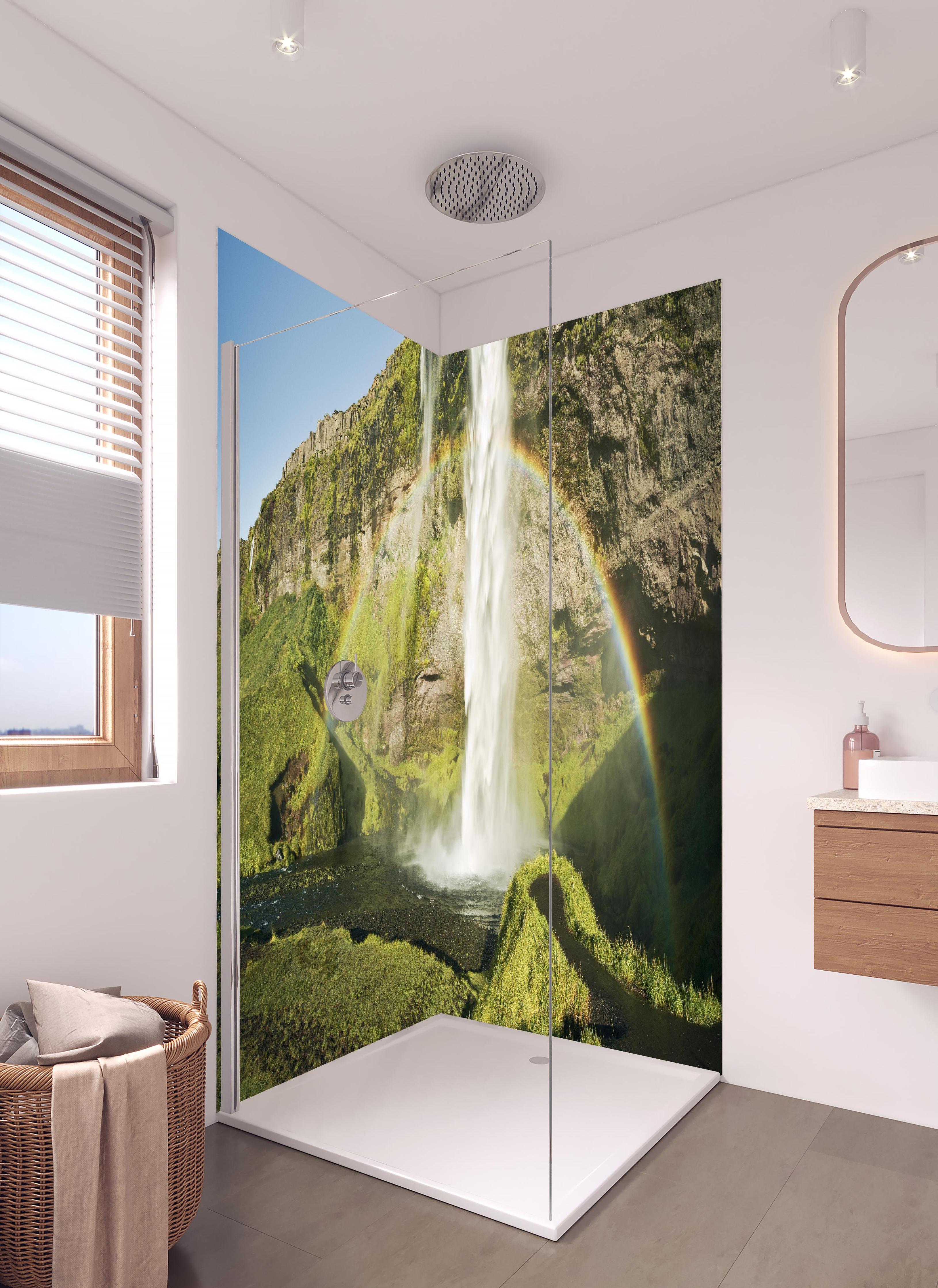 Duschrückwand - Majestätischer Wasserfall mit Regenbogen in Island in hellem Badezimmer mit Regenduschkopf - zweiteilige Eck-Duschrückwand