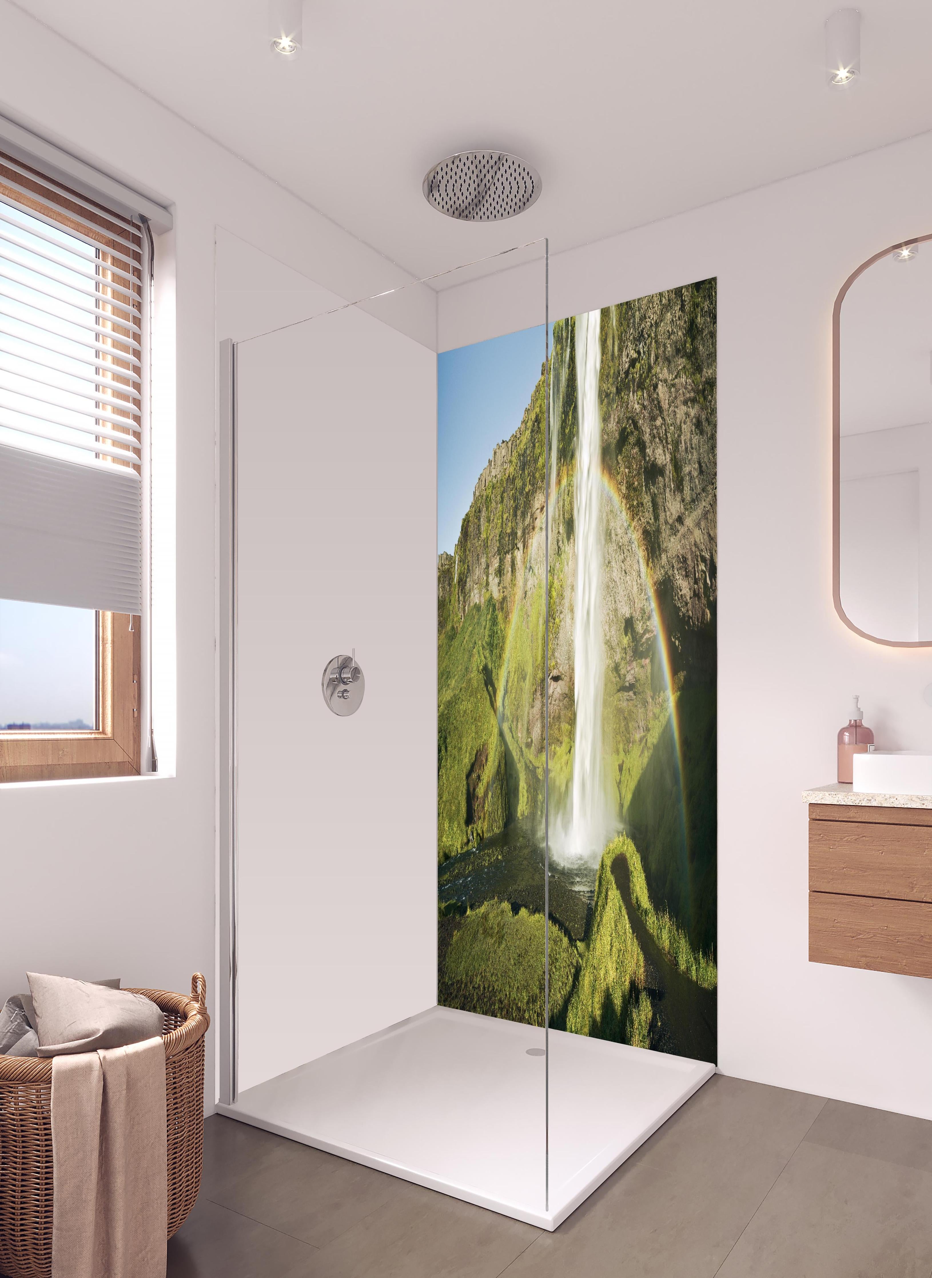 Duschrückwand - Majestätischer Wasserfall mit Regenbogen in Island in hellem Badezimmer mit Regenduschkopf - zweiteilige Eck-Duschrückwand