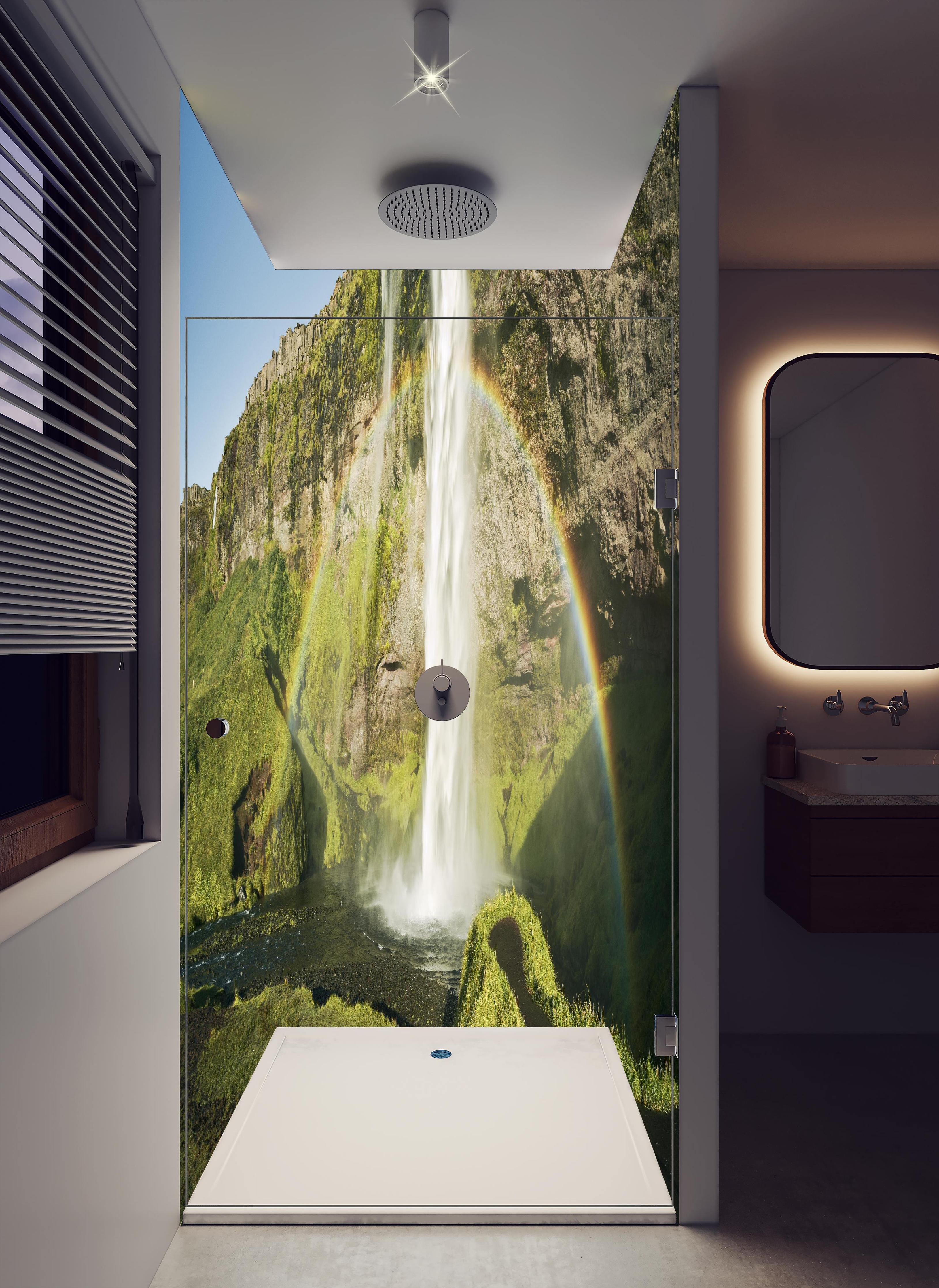 Duschrückwand - Majestätischer Wasserfall mit Regenbogen in Island in hellem Badezimmer mit Regenduschkopf - zweiteilige Eck-Duschrückwand