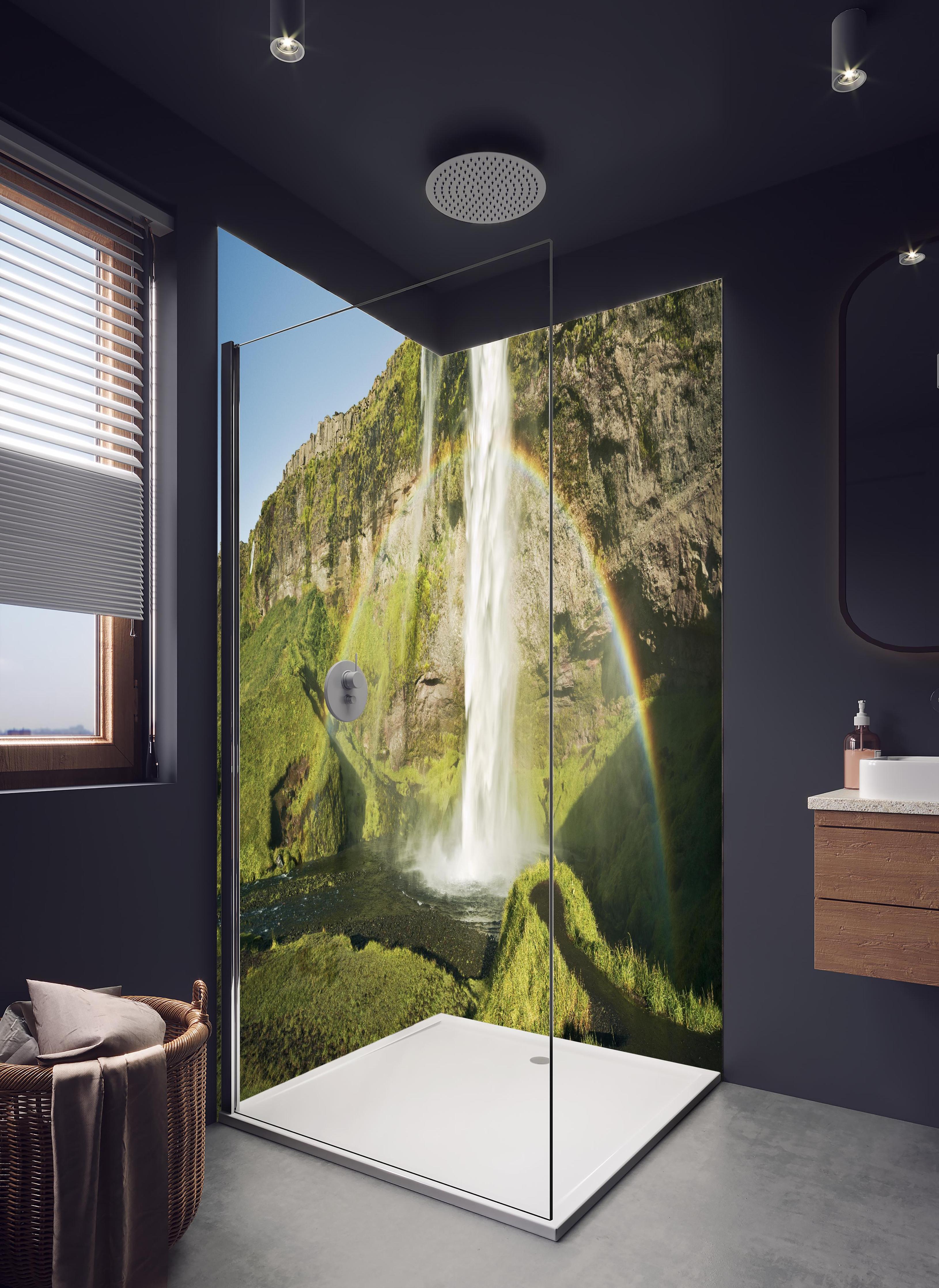 Duschrückwand - Majestätischer Wasserfall mit Regenbogen in Island in hellem Badezimmer mit Regenduschkopf - zweiteilige Eck-Duschrückwand