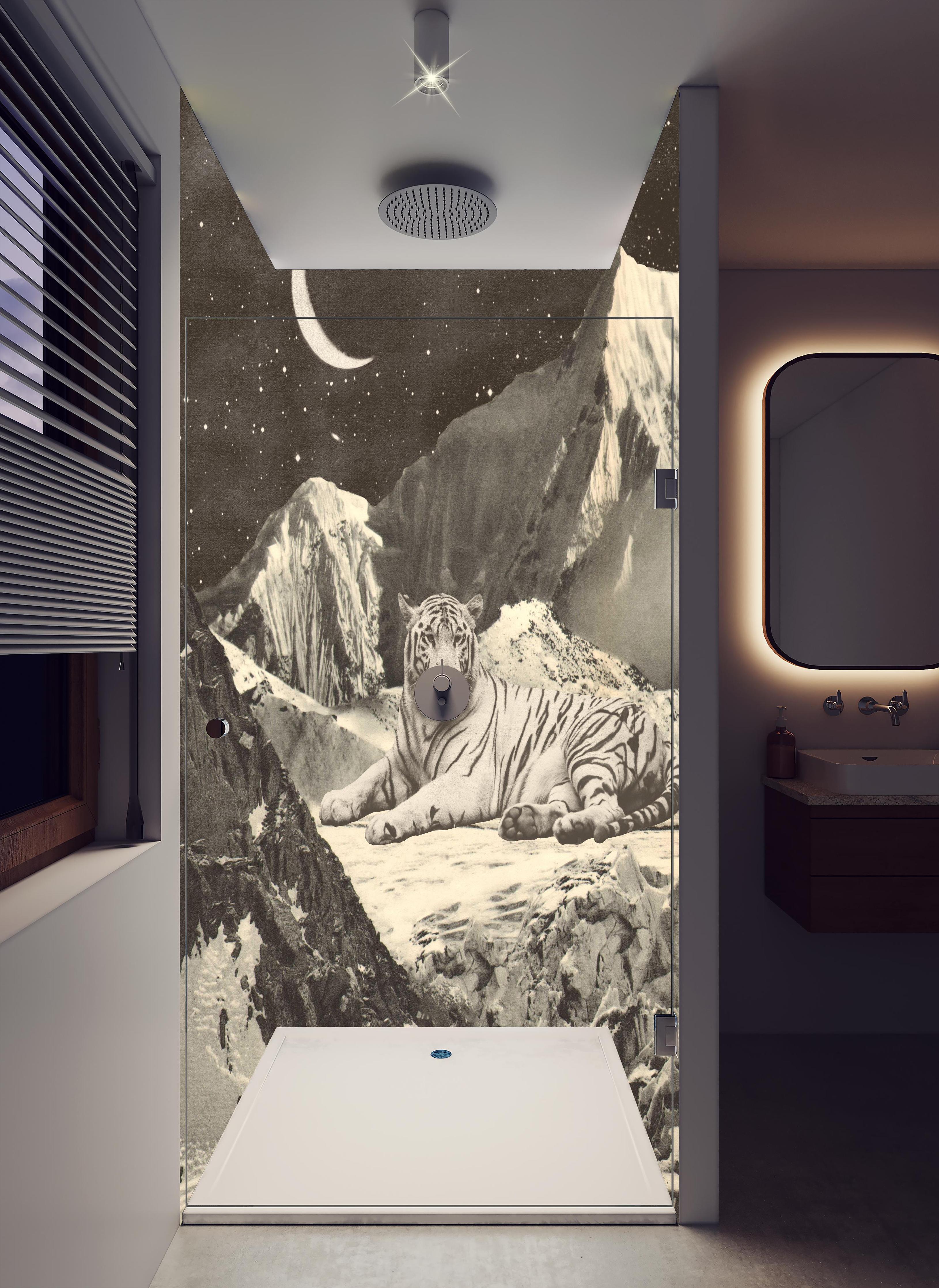 Duschrückwand - Majestätischer Weiß-Grauer Tiger in Schneelandschaft in hellem Badezimmer mit Regenduschkopf - zweiteilige Eck-Duschrückwand