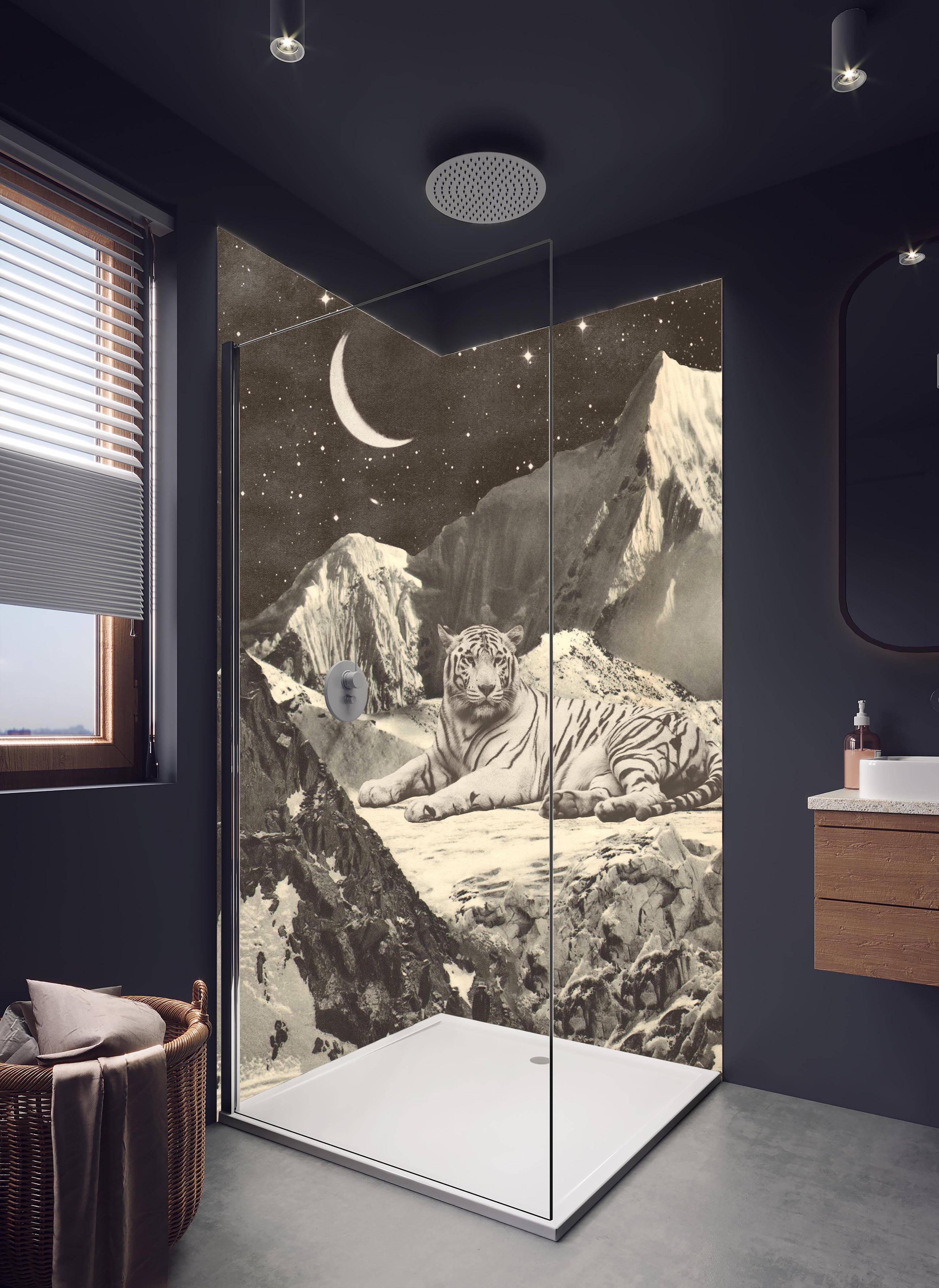 Duschrückwand - Majestätischer Weiß-Grauer Tiger in Schneelandschaft in hellem Badezimmer mit Regenduschkopf - zweiteilige Eck-Duschrückwand