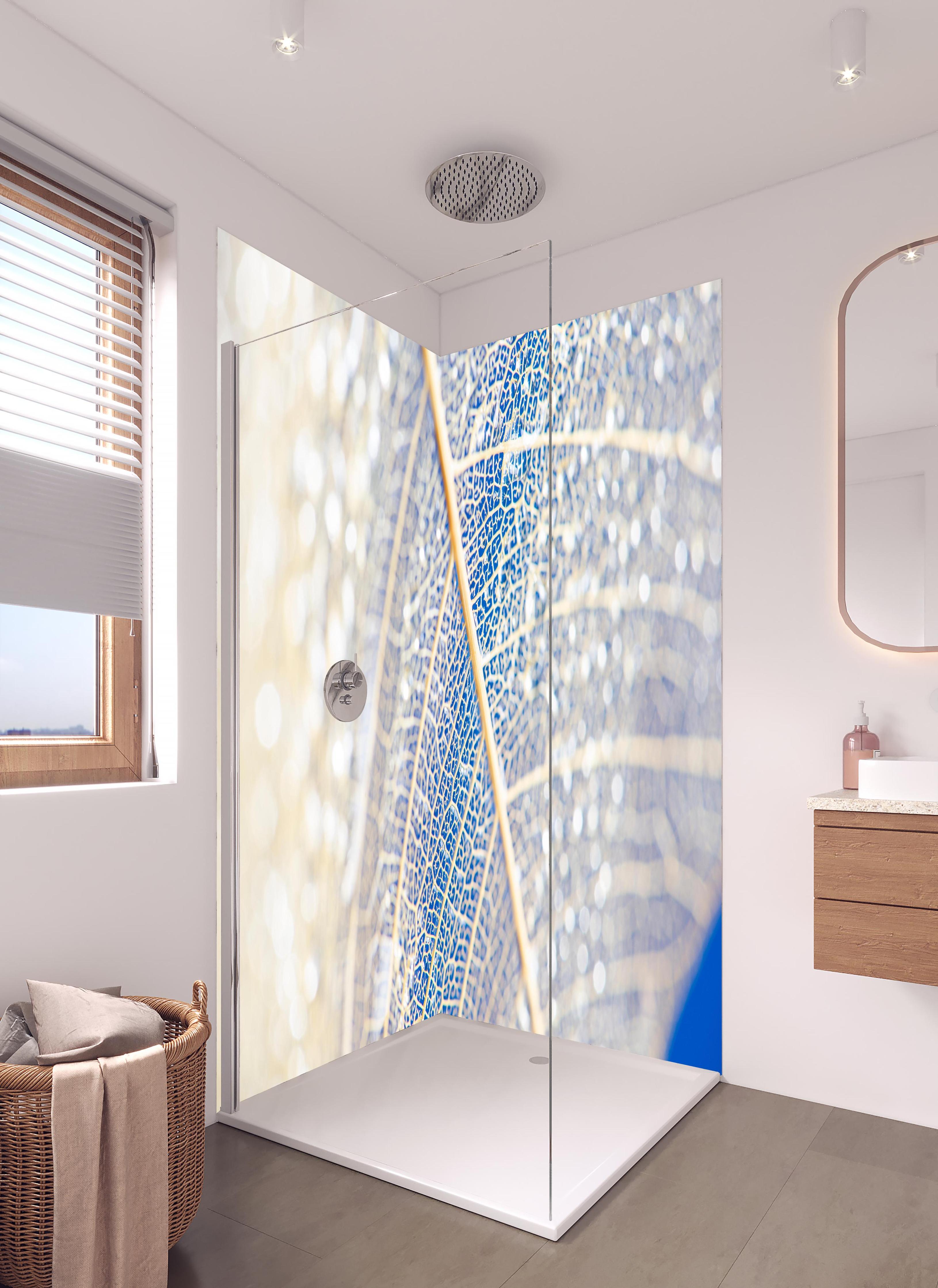 Duschrückwand - Makro Fotografie eines skelettierten Blattes in hellem Badezimmer mit Regenduschkopf - zweiteilige Eck-Duschrückwand