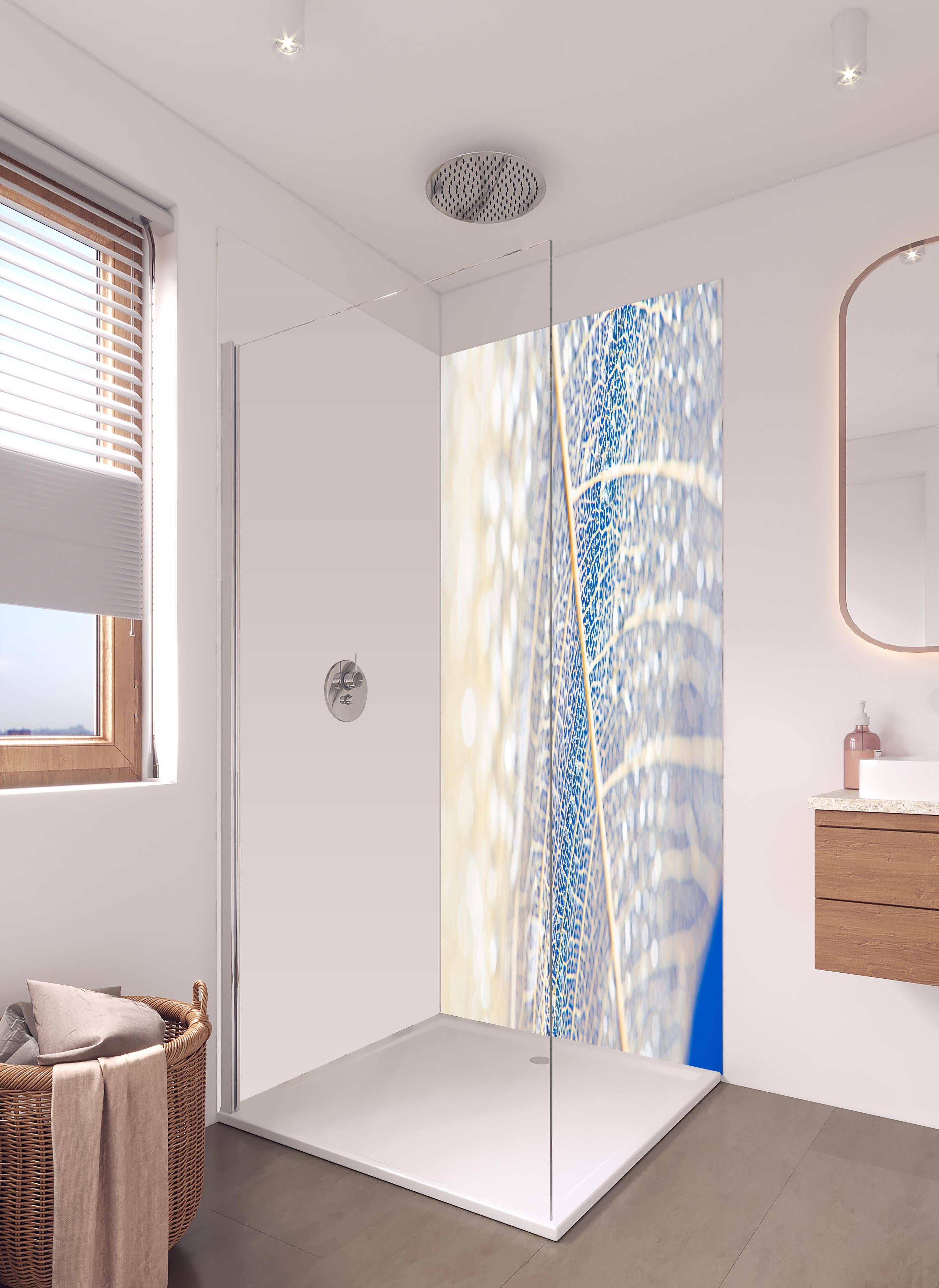 Duschrückwand - Makro Fotografie eines skelettierten Blattes in hellem Badezimmer mit Regenduschkopf - zweiteilige Eck-Duschrückwand