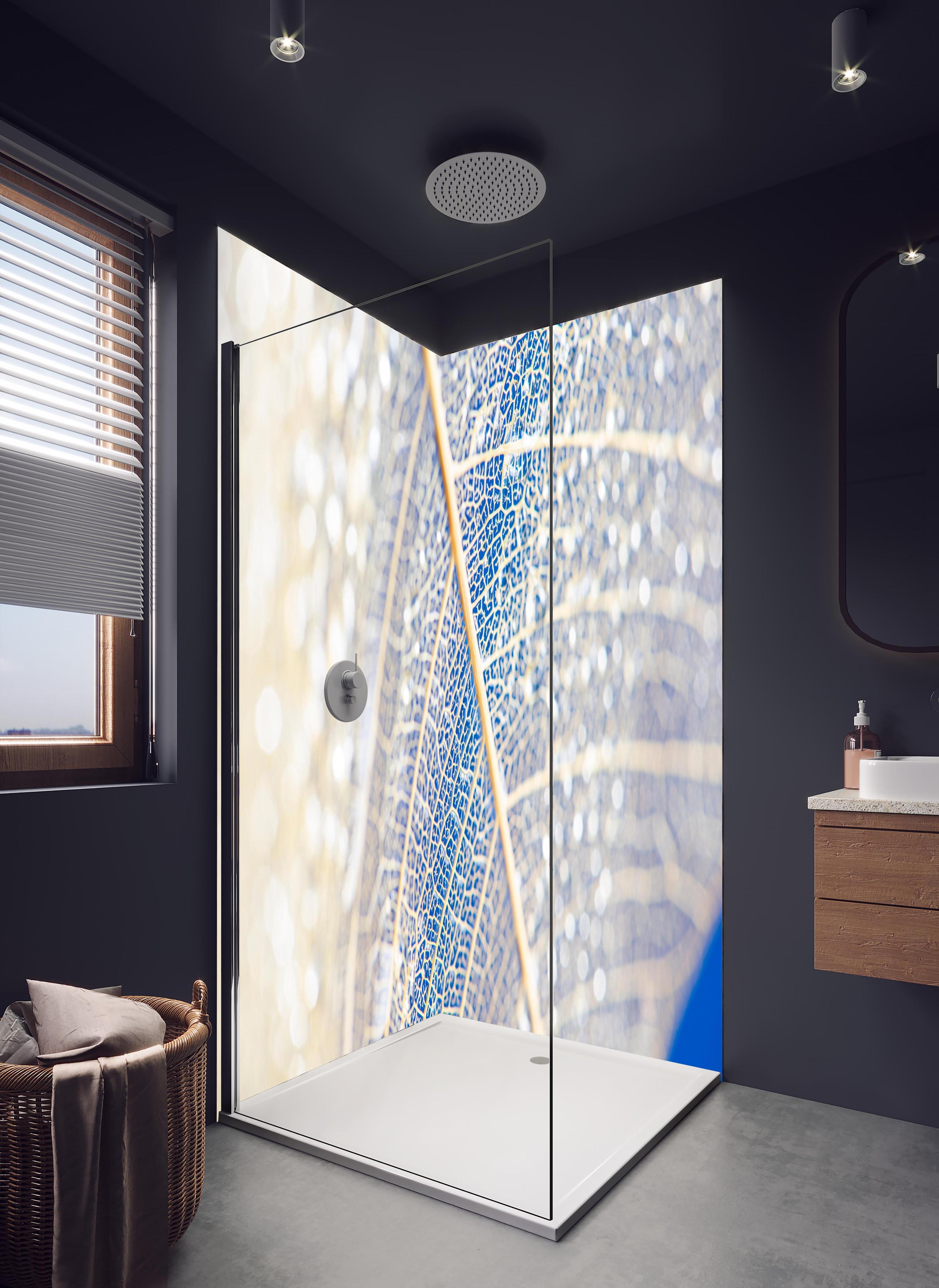 Duschrückwand - Makro Fotografie eines skelettierten Blattes in hellem Badezimmer mit Regenduschkopf - zweiteilige Eck-Duschrückwand