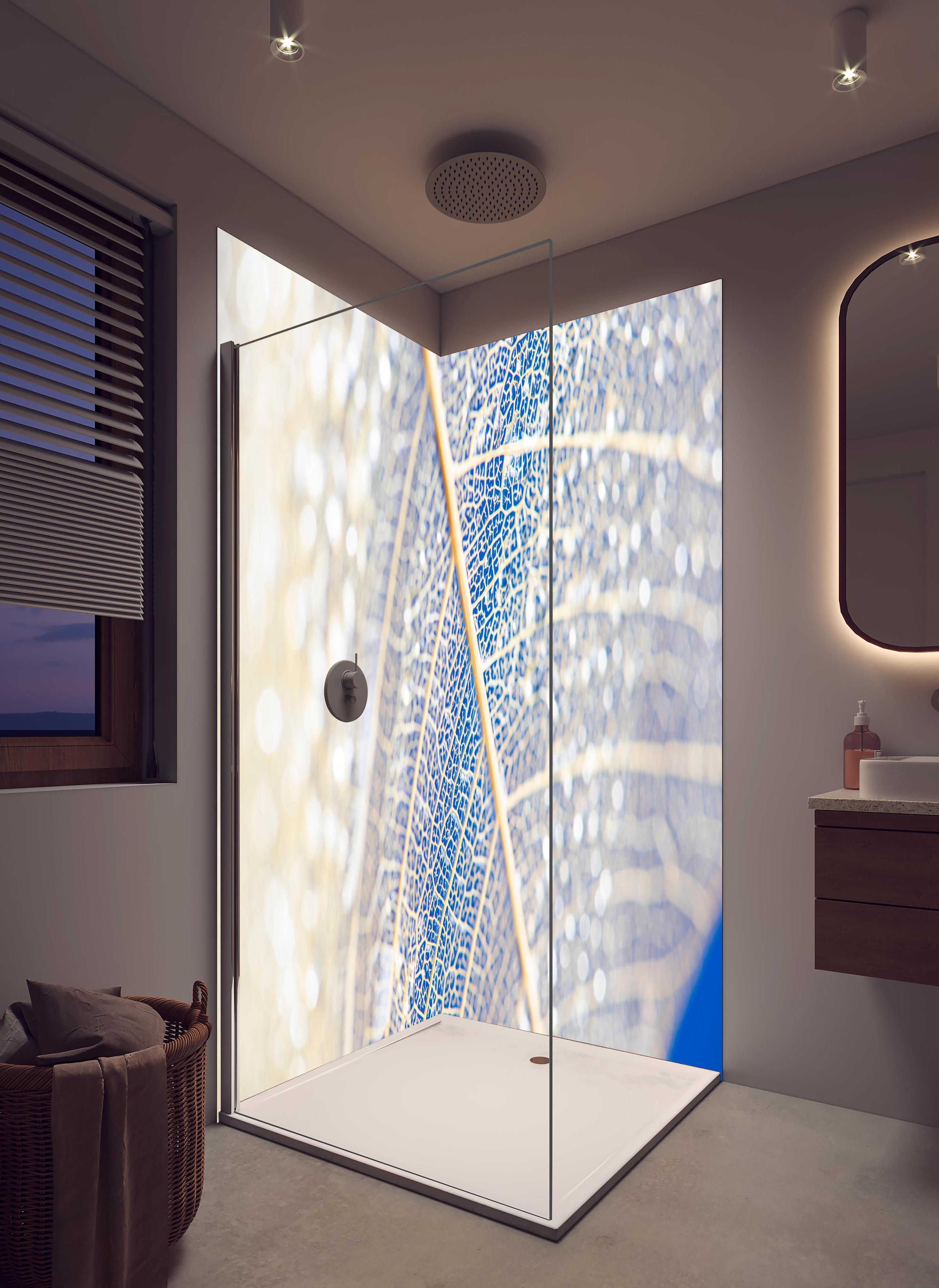 Duschrückwand - Makro Fotografie eines skelettierten Blattes in hellem Badezimmer mit Regenduschkopf - zweiteilige Eck-Duschrückwand