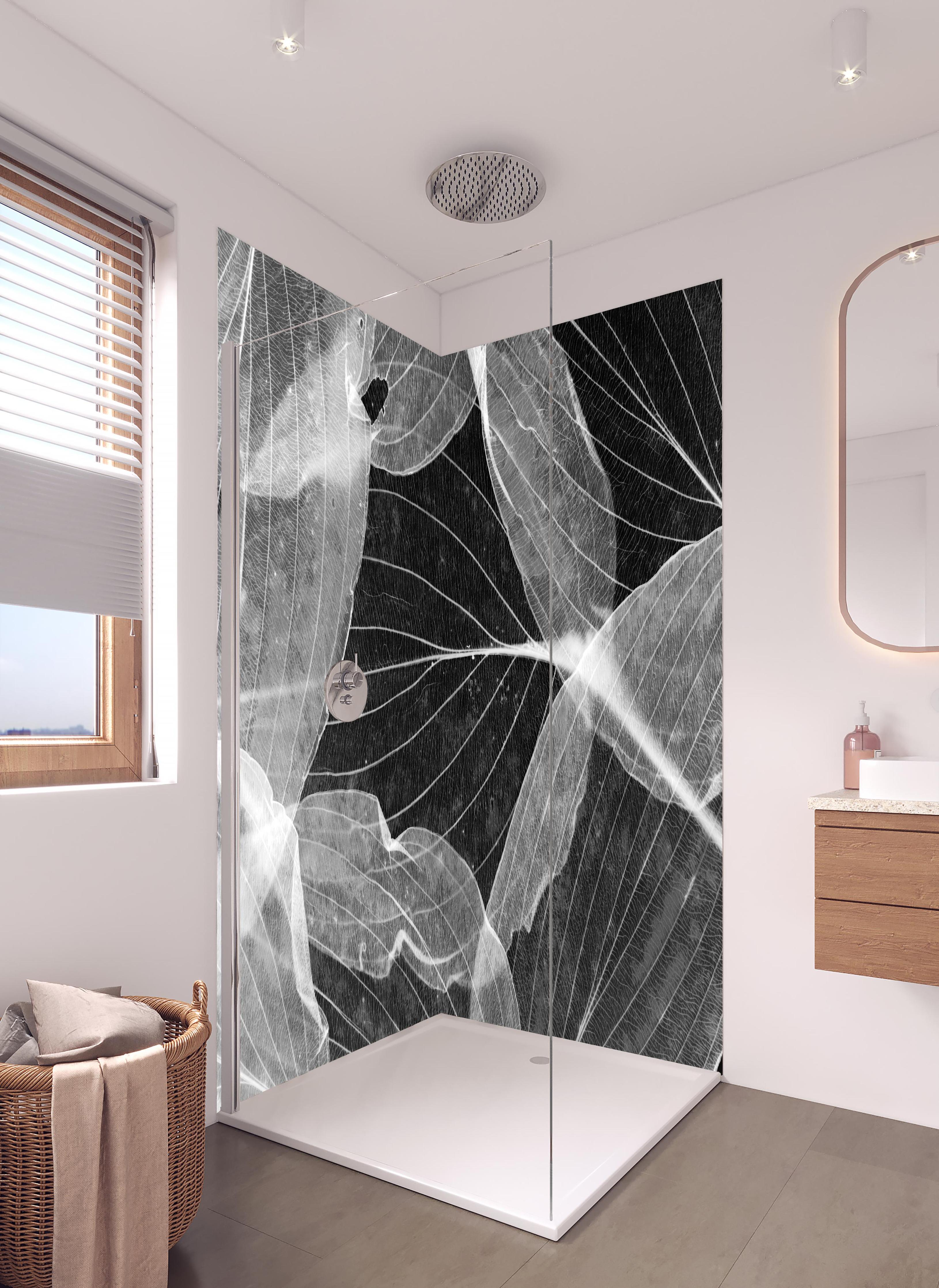 Duschrückwand - Makro-Textur Herbstblatt in Schwarz-Weiß in hellem Badezimmer mit Regenduschkopf - zweiteilige Eck-Duschrückwand