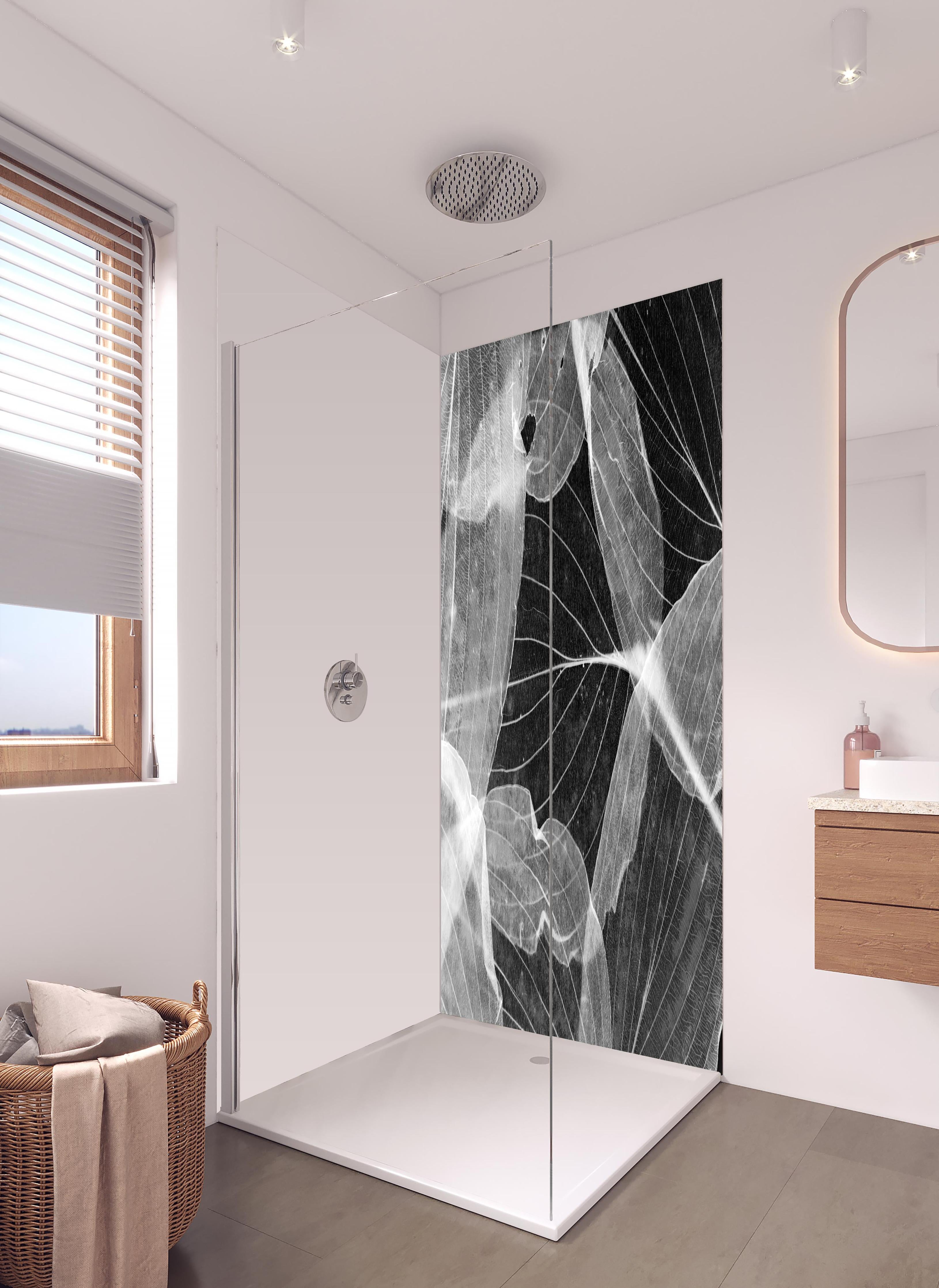 Duschrückwand - Makro-Textur Herbstblatt in Schwarz-Weiß in hellem Badezimmer mit Regenduschkopf - zweiteilige Eck-Duschrückwand