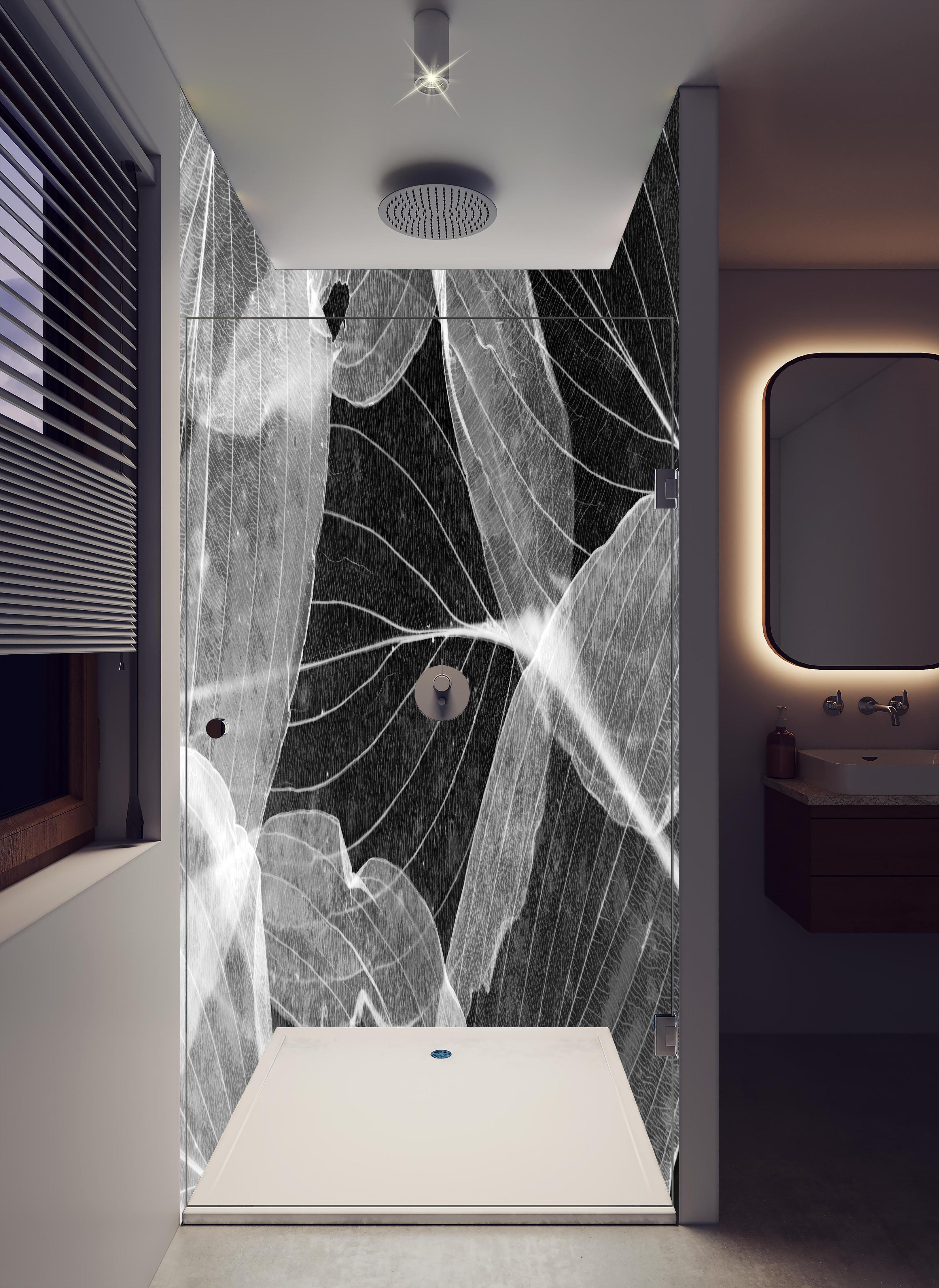 Duschrückwand - Makro-Textur Herbstblatt in Schwarz-Weiß in hellem Badezimmer mit Regenduschkopf - zweiteilige Eck-Duschrückwand