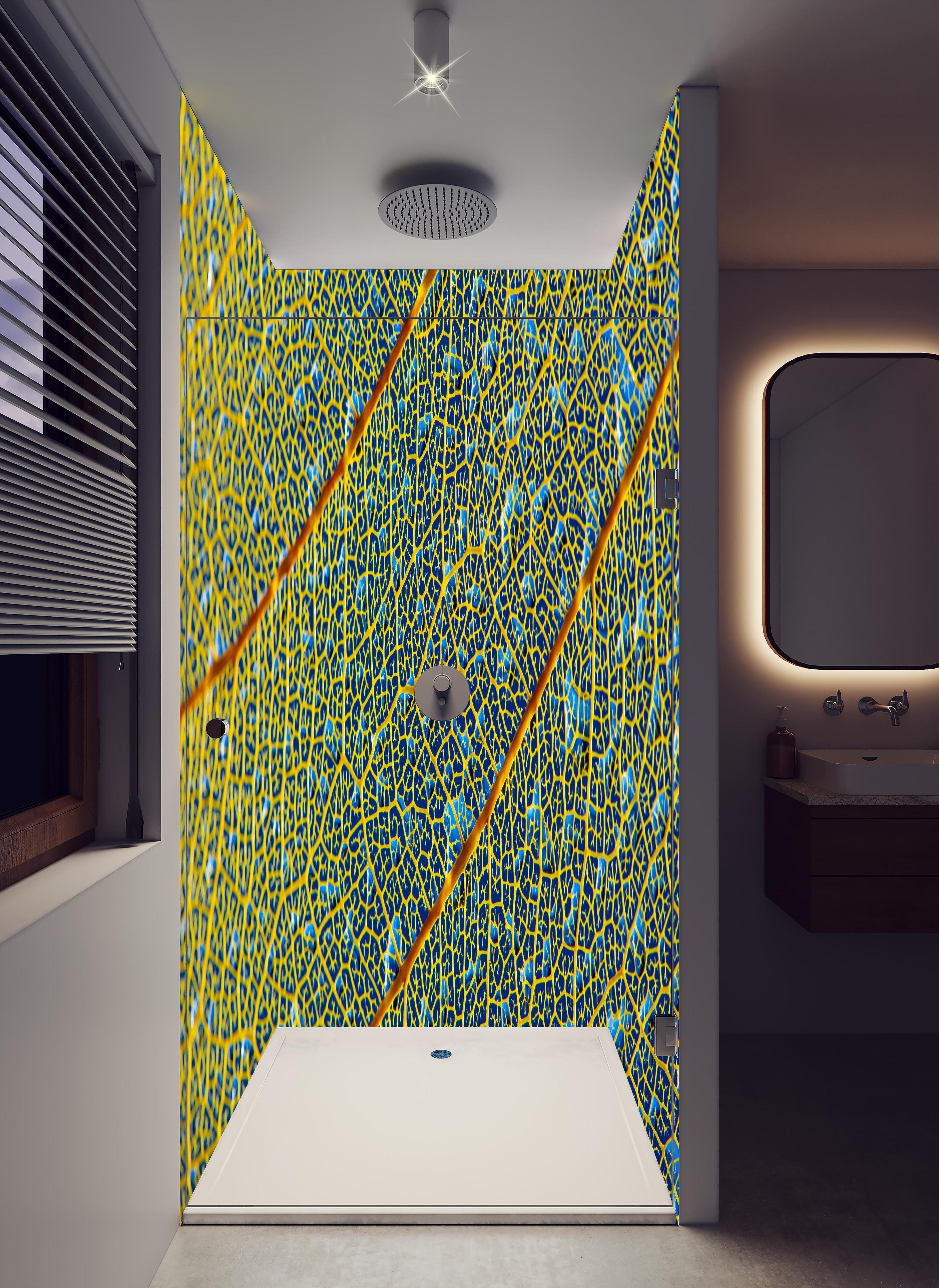 Duschrückwand - Makroaufnahme Gelbes Blatt mit Adern in hellem Badezimmer mit Regenduschkopf - zweiteilige Eck-Duschrückwand