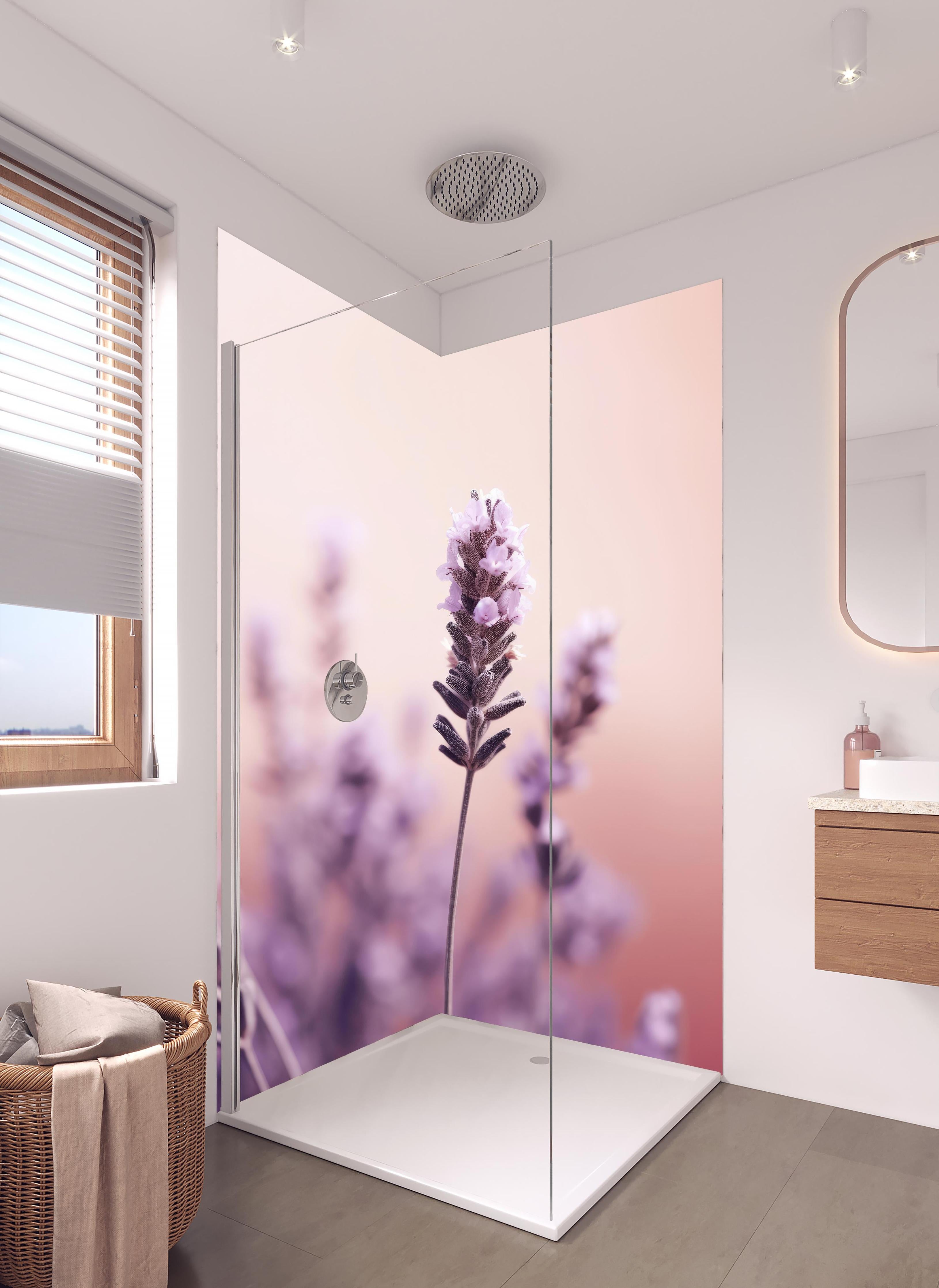Duschrückwand - Makroaufnahme Lavendel in Pastellfarben in hellem Badezimmer mit Regenduschkopf - zweiteilige Eck-Duschrückwand