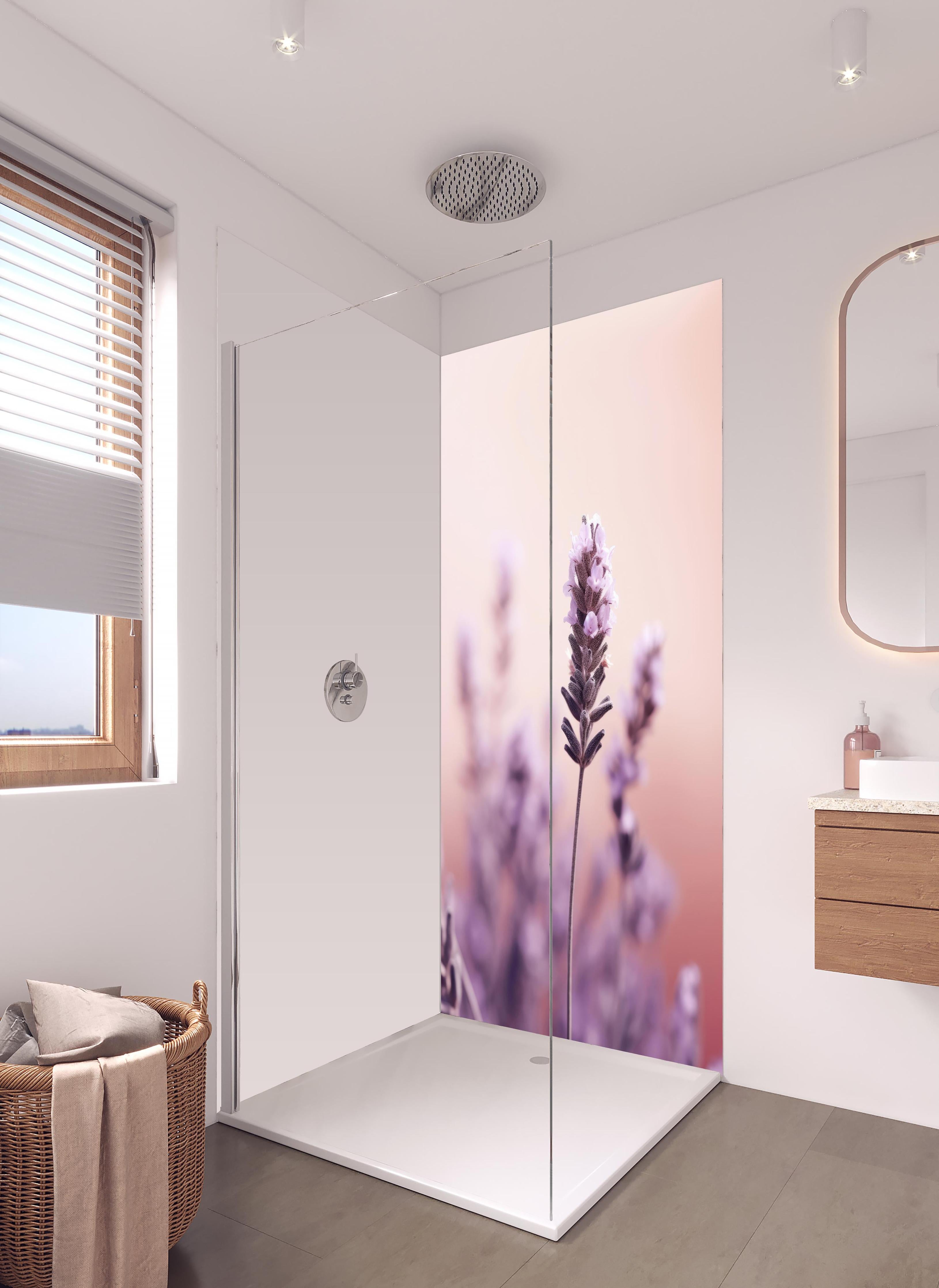 Duschrückwand - Makroaufnahme Lavendel in Pastellfarben in hellem Badezimmer mit Regenduschkopf - zweiteilige Eck-Duschrückwand