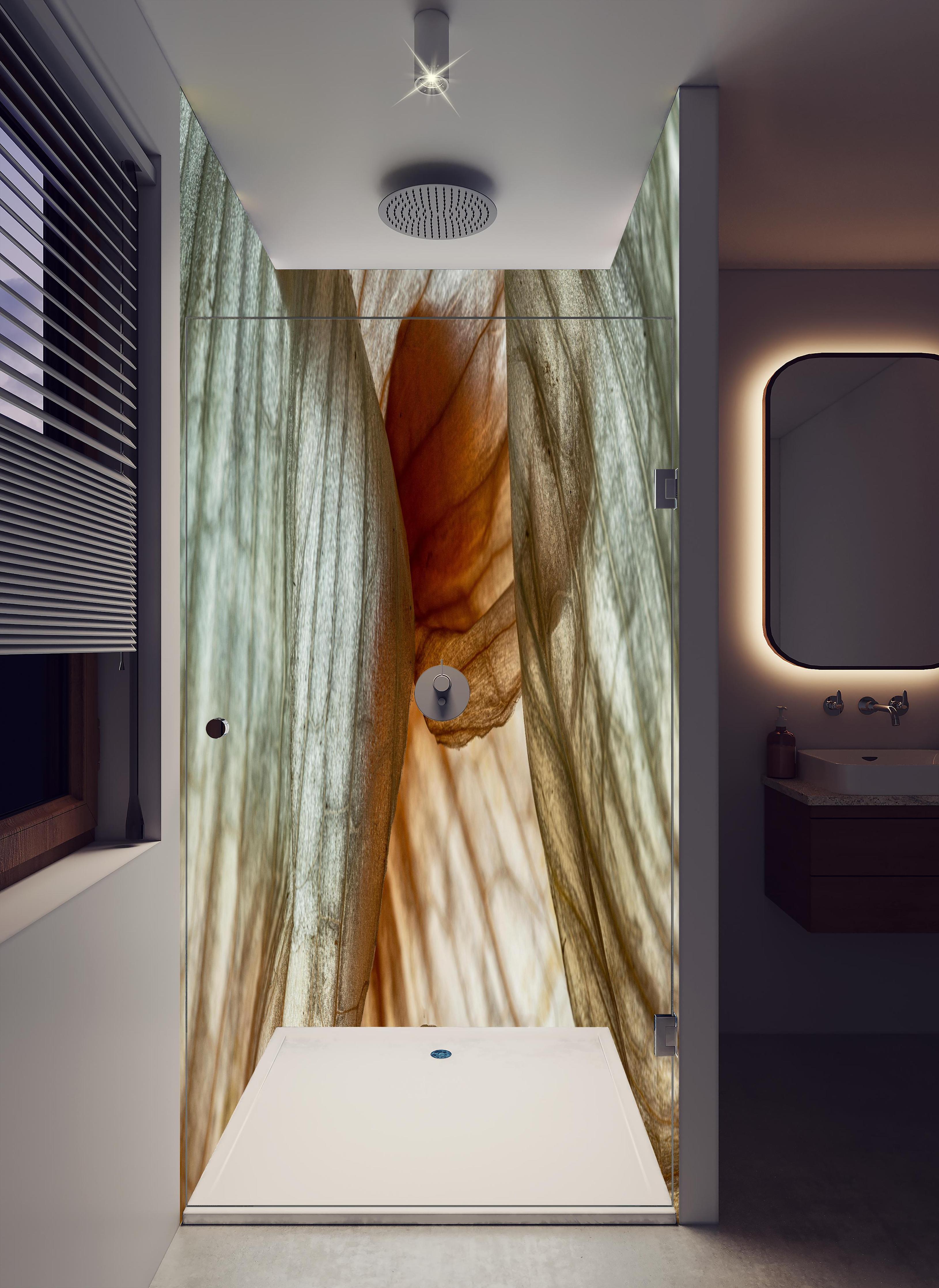 Duschrückwand - Makrofotografie der Schalenblatttextur einer Zwiebel in hellem Badezimmer mit Regenduschkopf - zweiteilige Eck-Duschrückwand