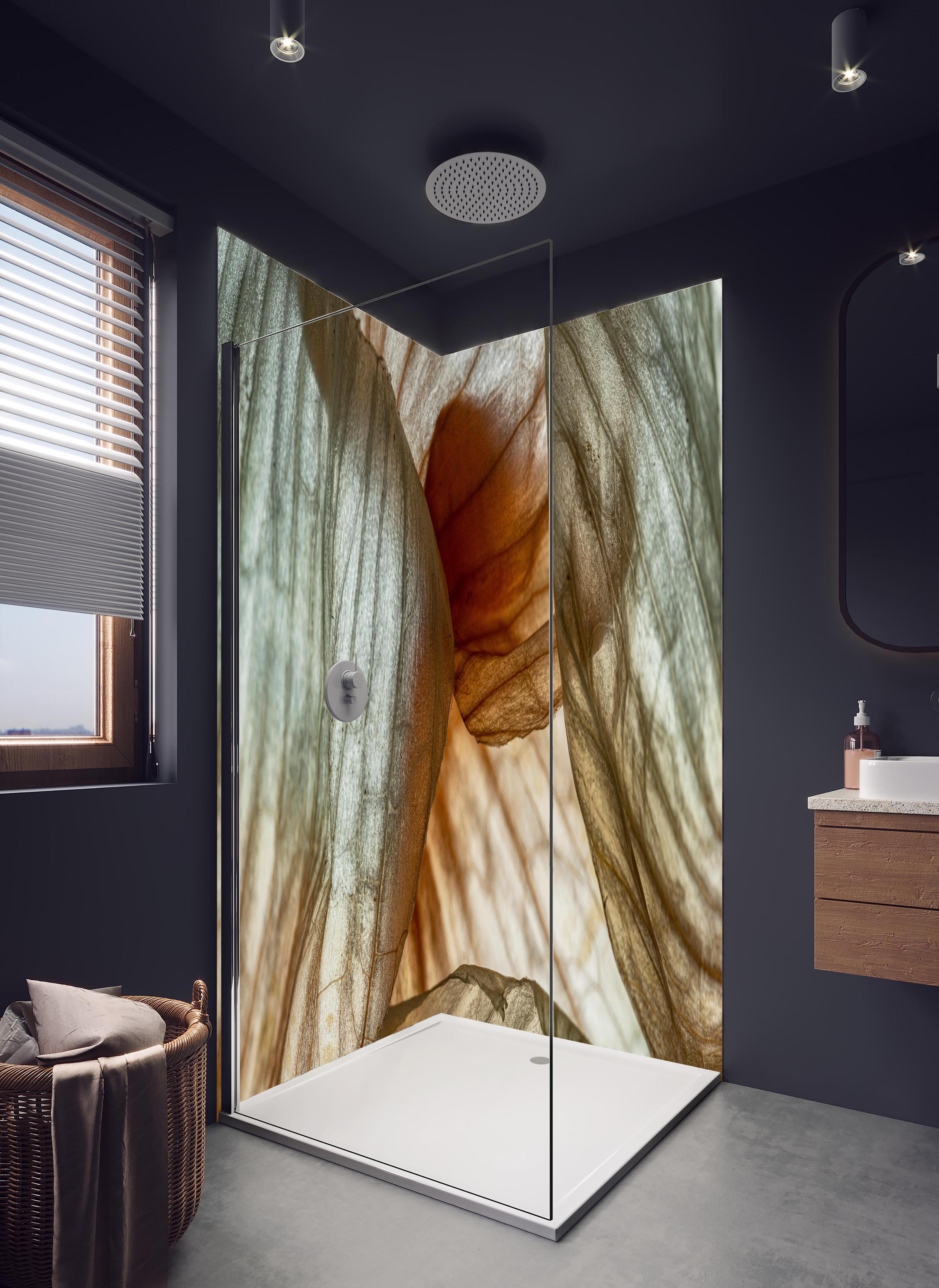 Duschrückwand - Makrofotografie der Schalenblatttextur einer Zwiebel in hellem Badezimmer mit Regenduschkopf - zweiteilige Eck-Duschrückwand