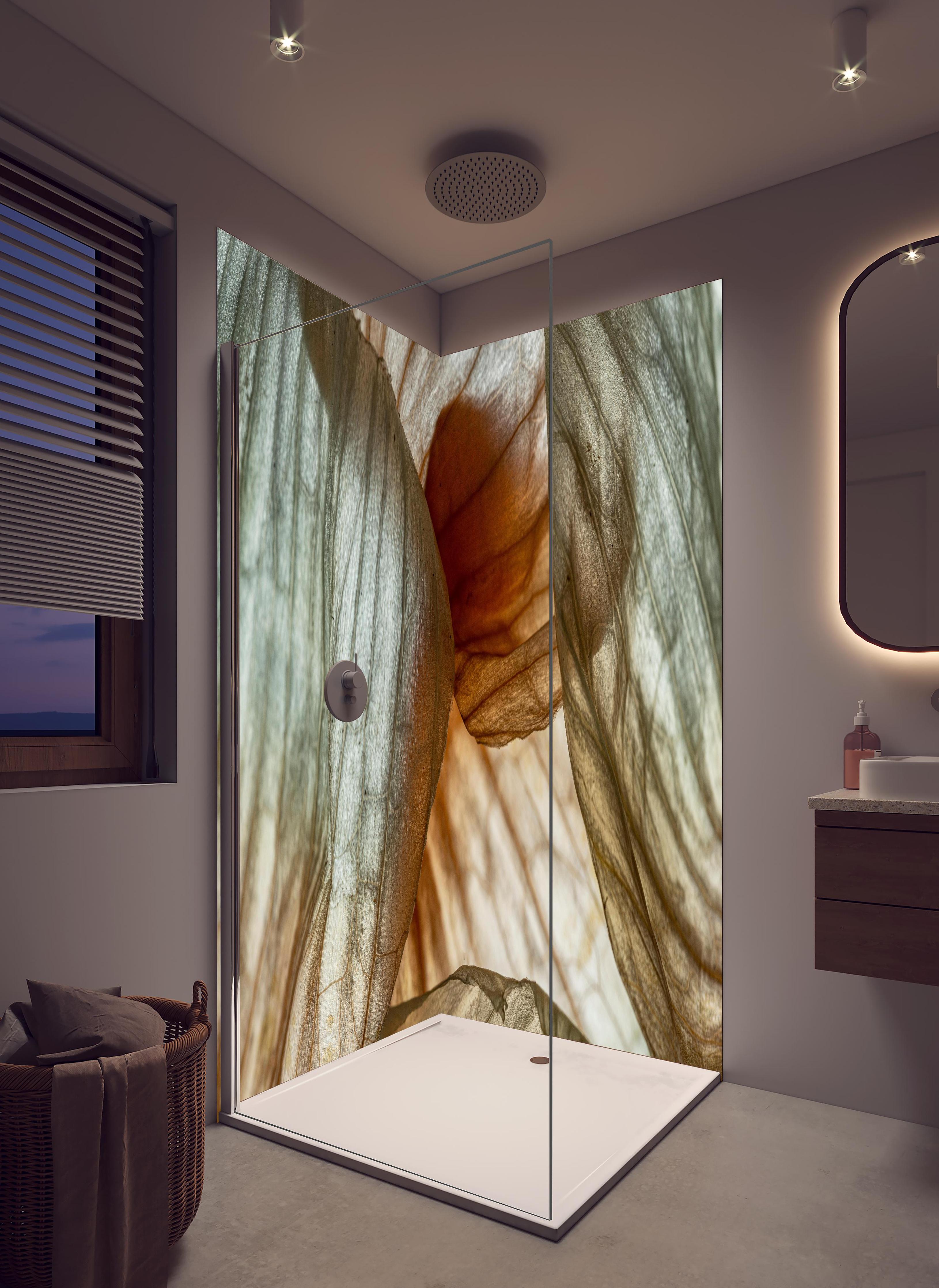 Duschrückwand - Makrofotografie der Schalenblatttextur einer Zwiebel in hellem Badezimmer mit Regenduschkopf - zweiteilige Eck-Duschrückwand