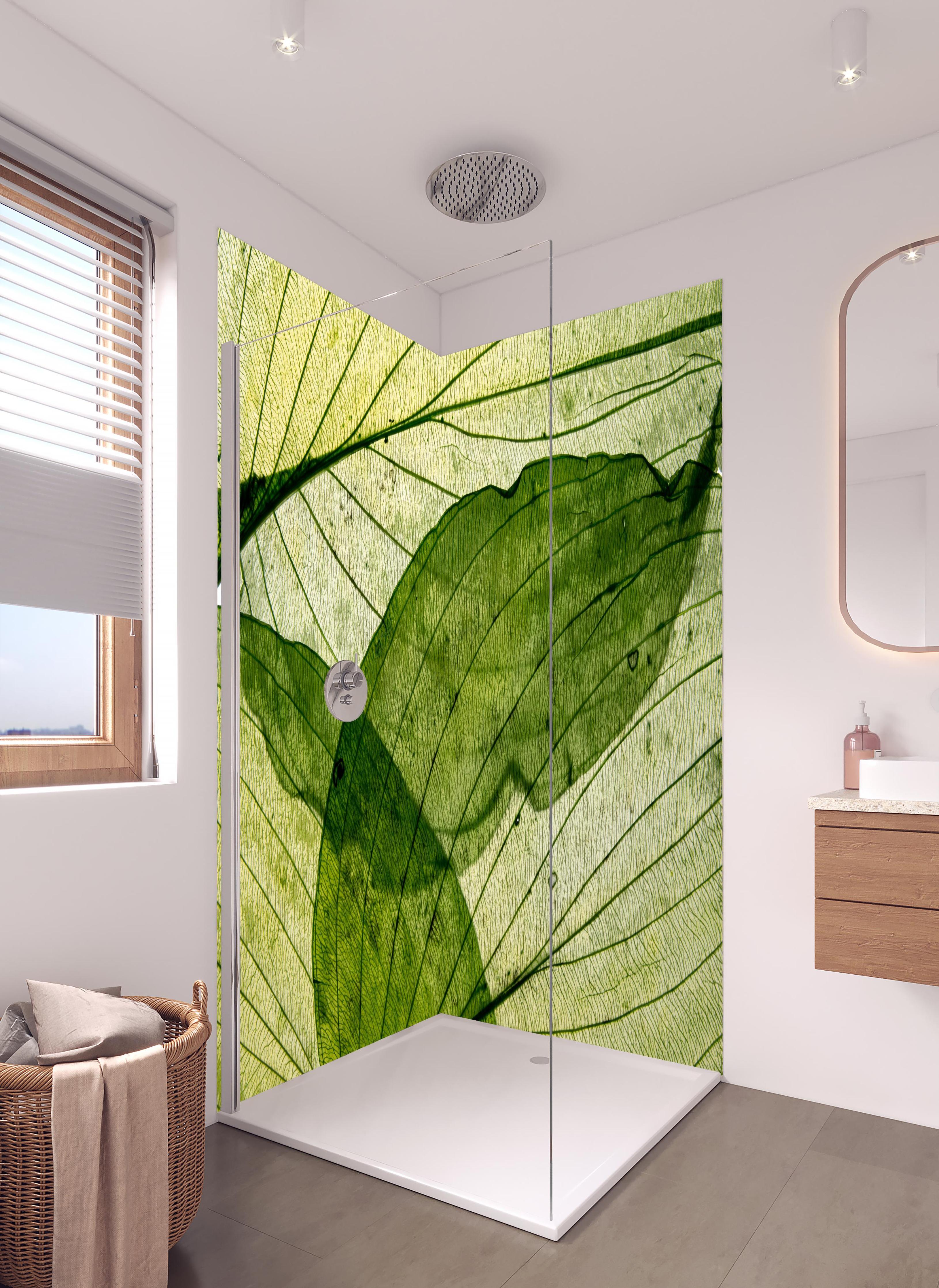 Duschrückwand - Makrotextur von herbstlich getrockneten Blättern in hellem Badezimmer mit Regenduschkopf - zweiteilige Eck-Duschrückwand