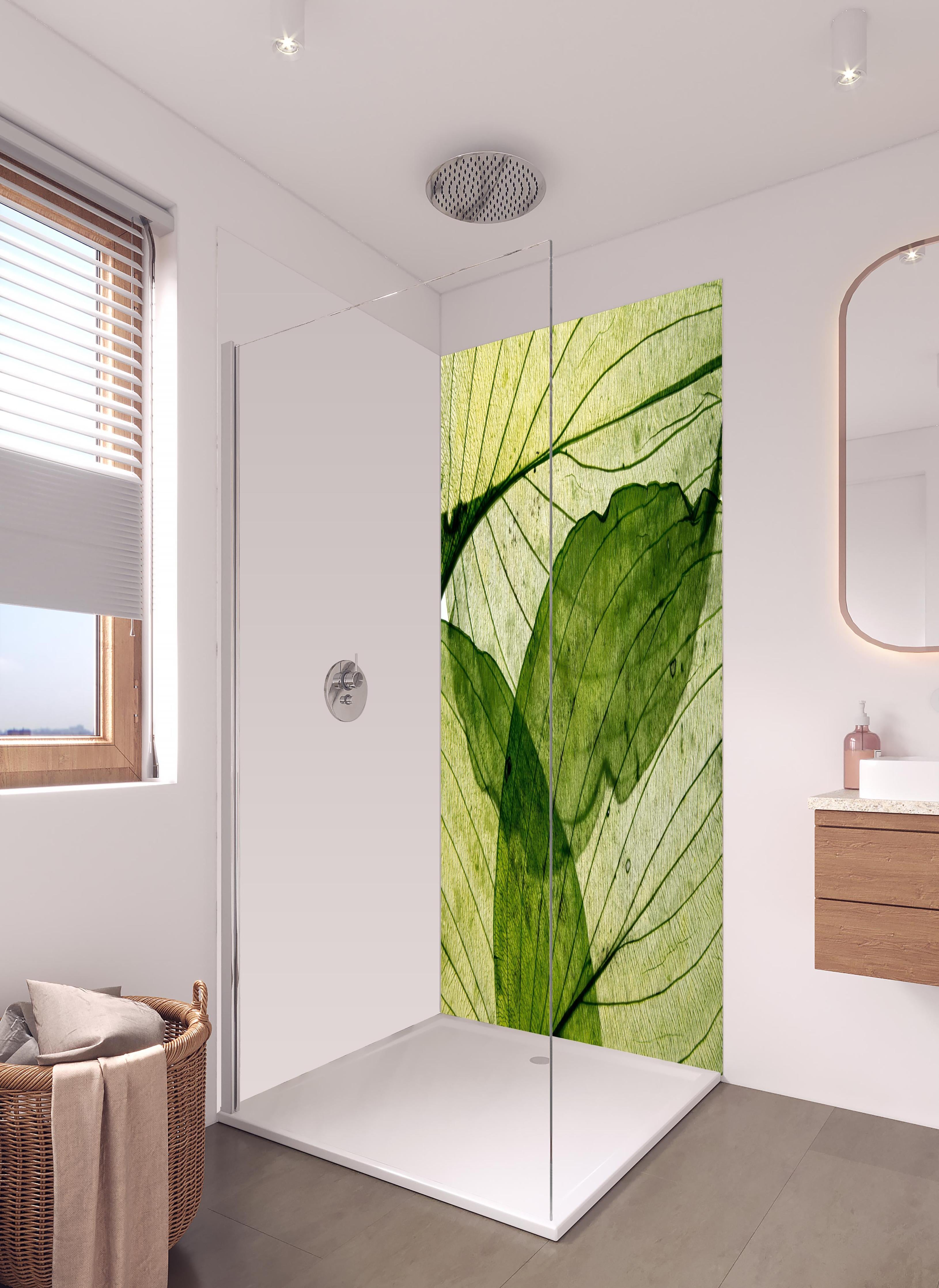 Duschrückwand - Makrotextur von herbstlich getrockneten Blättern in hellem Badezimmer mit Regenduschkopf - zweiteilige Eck-Duschrückwand