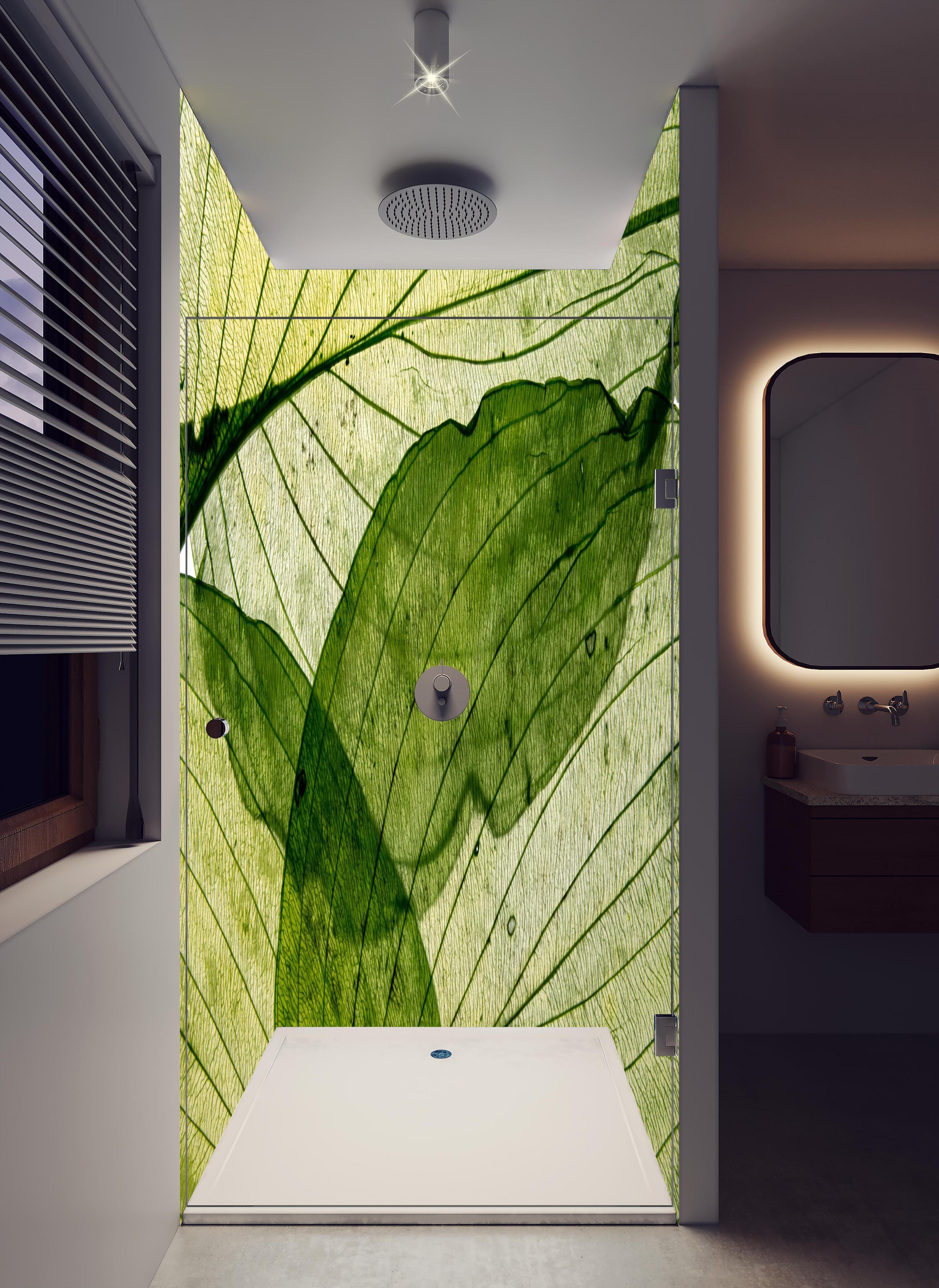 Duschrückwand - Makrotextur von herbstlich getrockneten Blättern in hellem Badezimmer mit Regenduschkopf - zweiteilige Eck-Duschrückwand