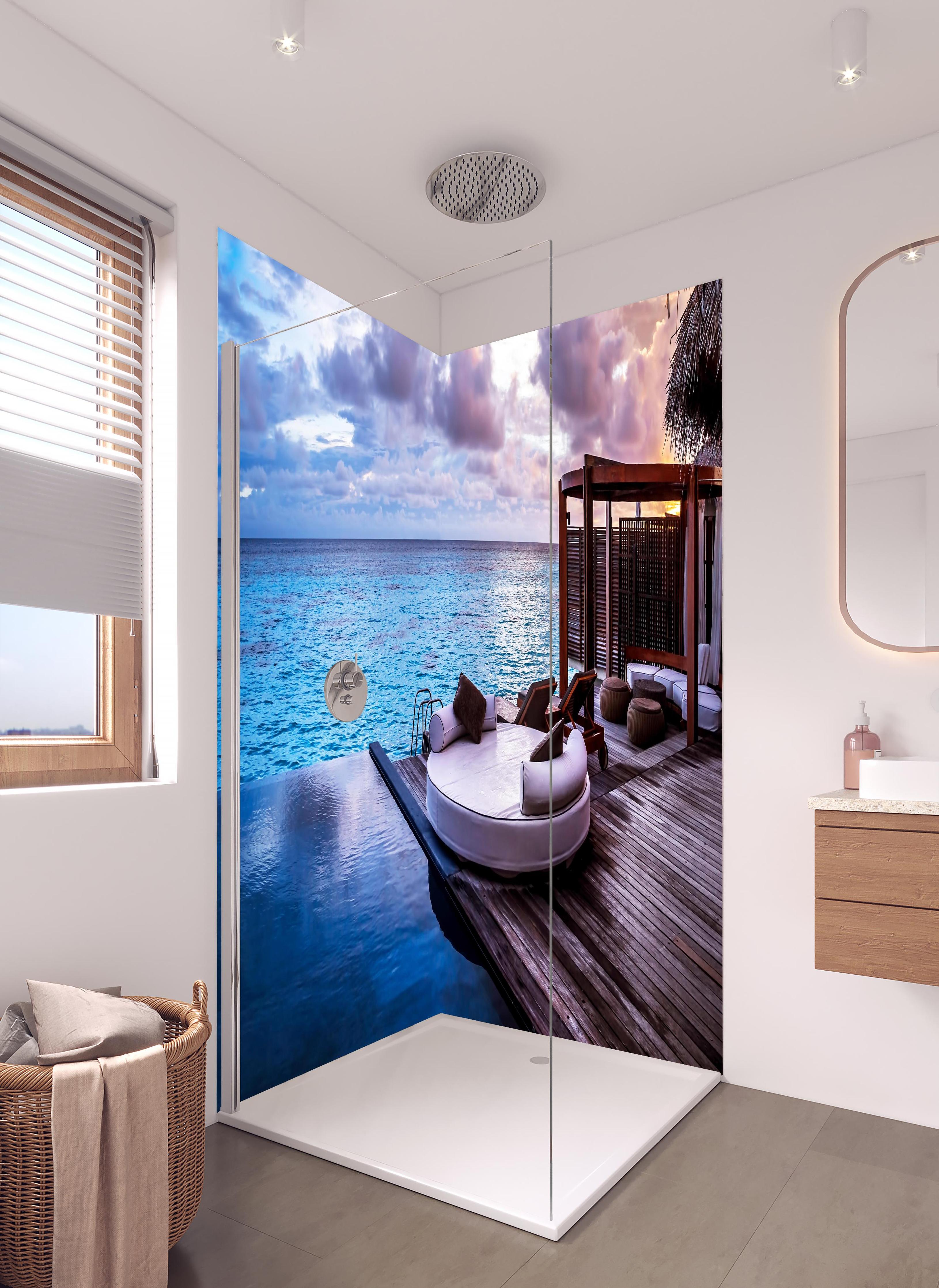 Duschrückwand - Malediven Strandresort am Meer in hellem Badezimmer mit Regenduschkopf - zweiteilige Eck-Duschrückwand