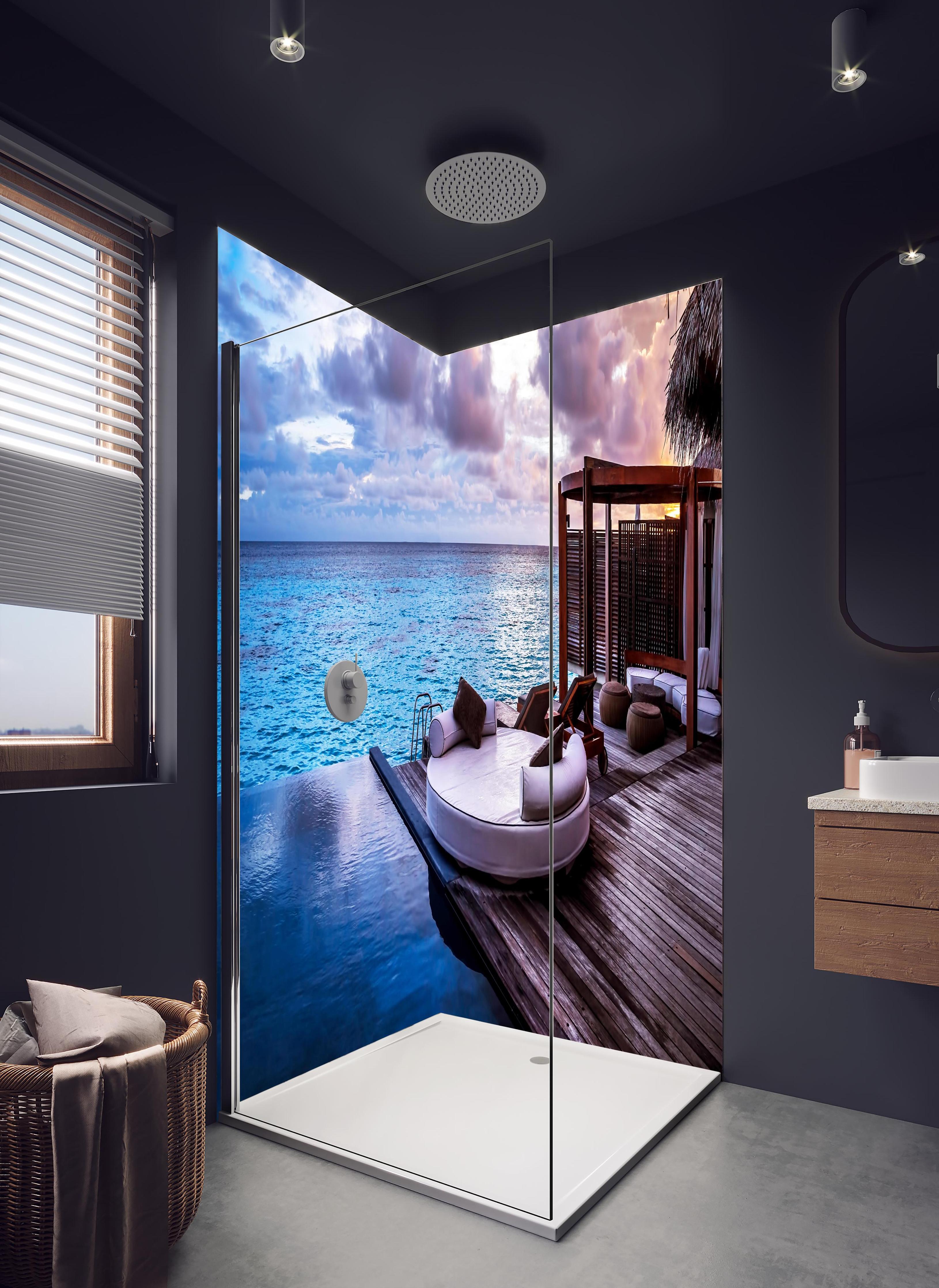 Duschrückwand - Malediven Strandresort am Meer in hellem Badezimmer mit Regenduschkopf - zweiteilige Eck-Duschrückwand