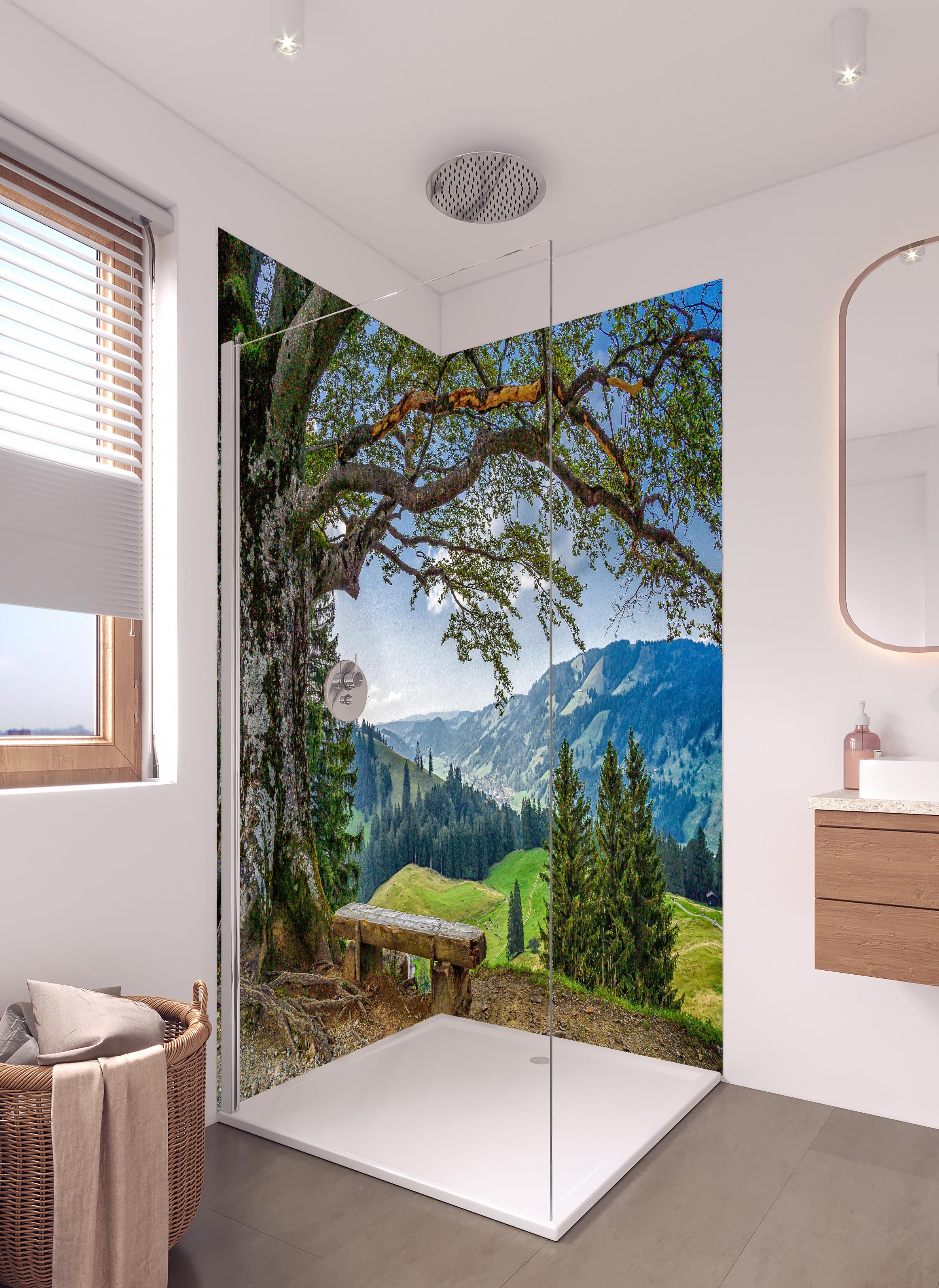 Duschrückwand - Malersche Bergpanorama mit alter Baum in hellem Badezimmer mit Regenduschkopf - zweiteilige Eck-Duschrückwand