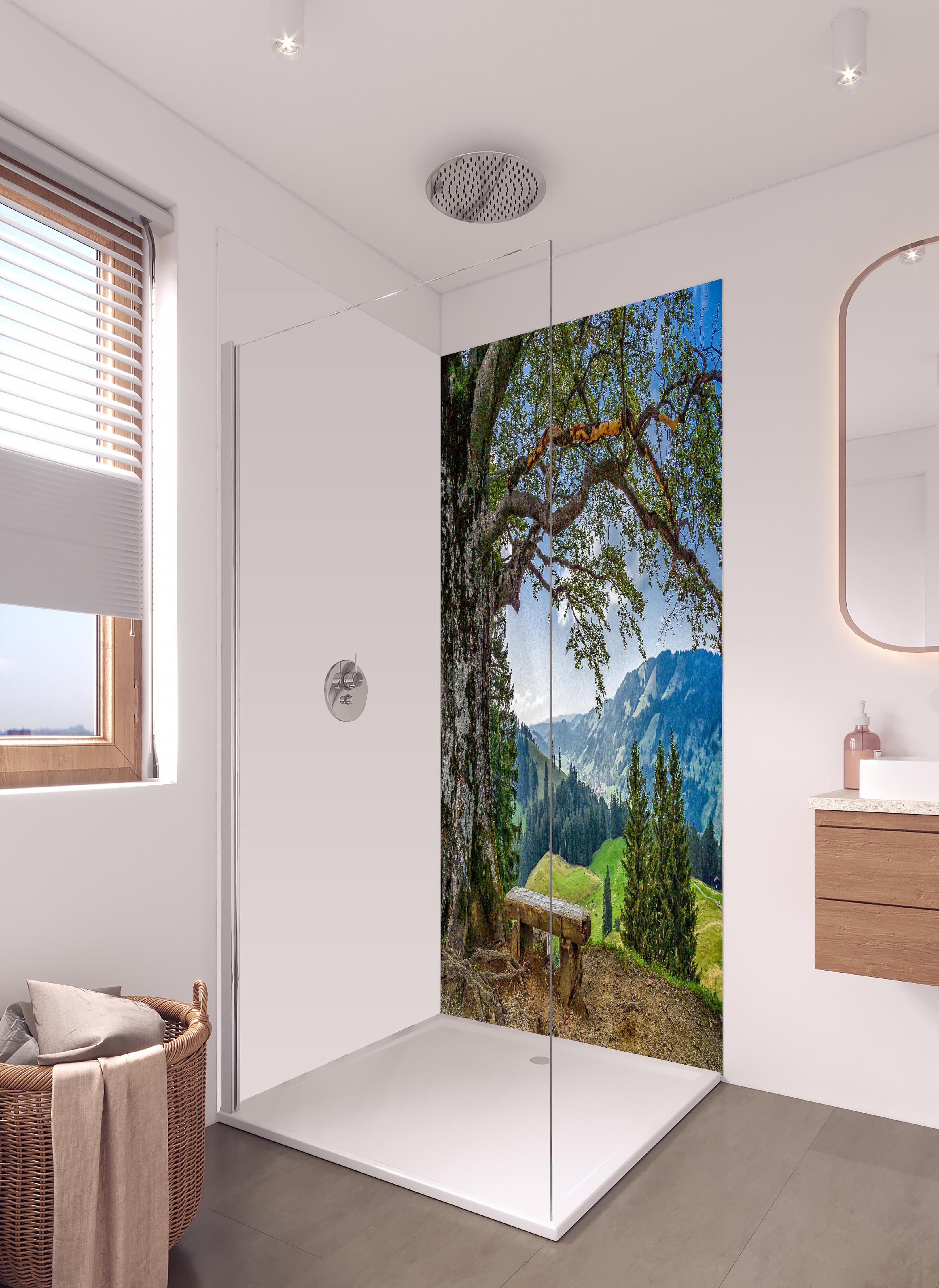 Duschrückwand - Malersche Bergpanorama mit alter Baum in hellem Badezimmer mit Regenduschkopf - zweiteilige Eck-Duschrückwand