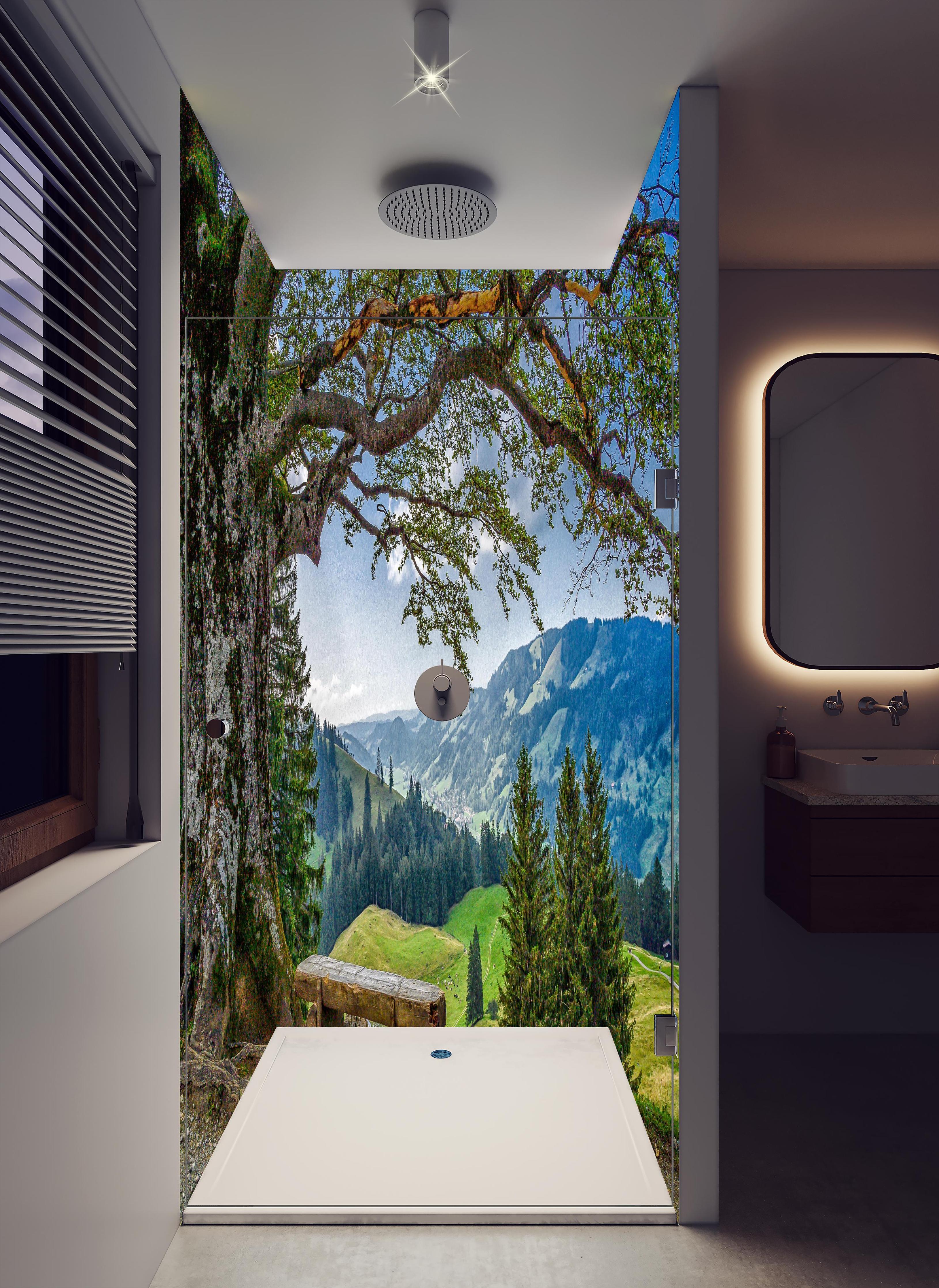 Duschrückwand - Malersche Bergpanorama mit alter Baum in hellem Badezimmer mit Regenduschkopf - zweiteilige Eck-Duschrückwand