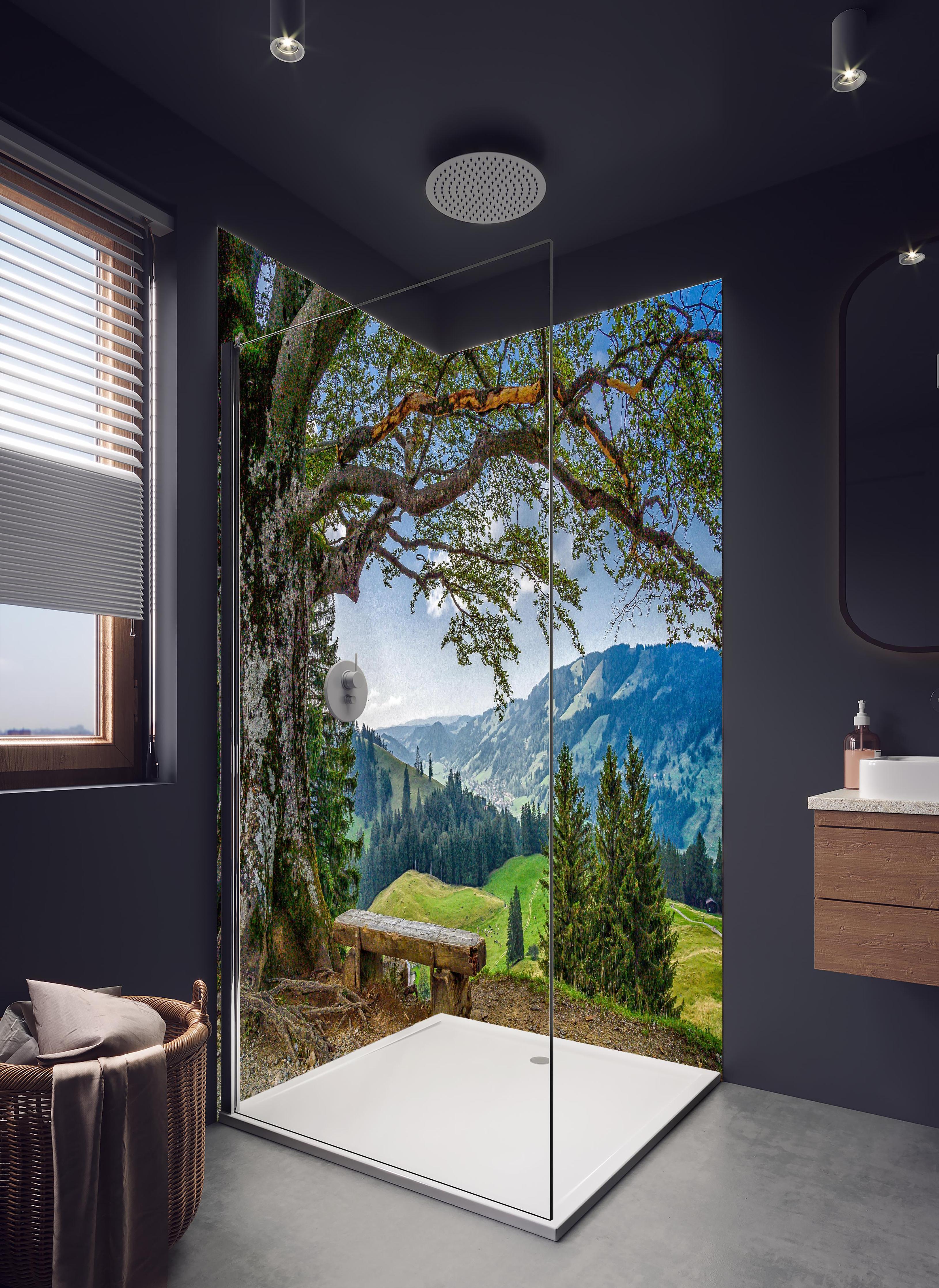 Duschrückwand - Malersche Bergpanorama mit alter Baum in hellem Badezimmer mit Regenduschkopf - zweiteilige Eck-Duschrückwand