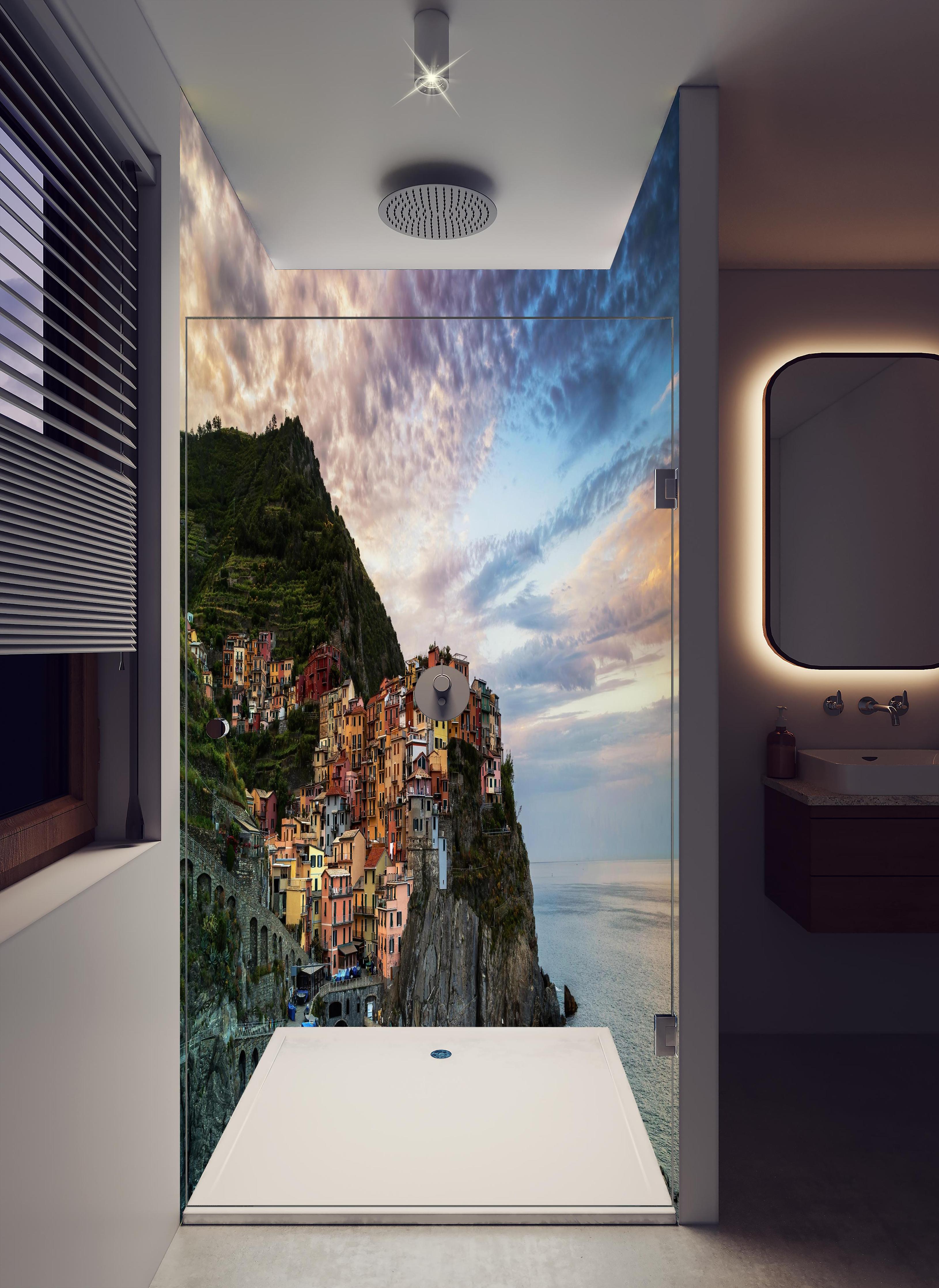 Duschrückwand - Manarola Italien Küstendämmerung in hellem Badezimmer mit Regenduschkopf - zweiteilige Eck-Duschrückwand