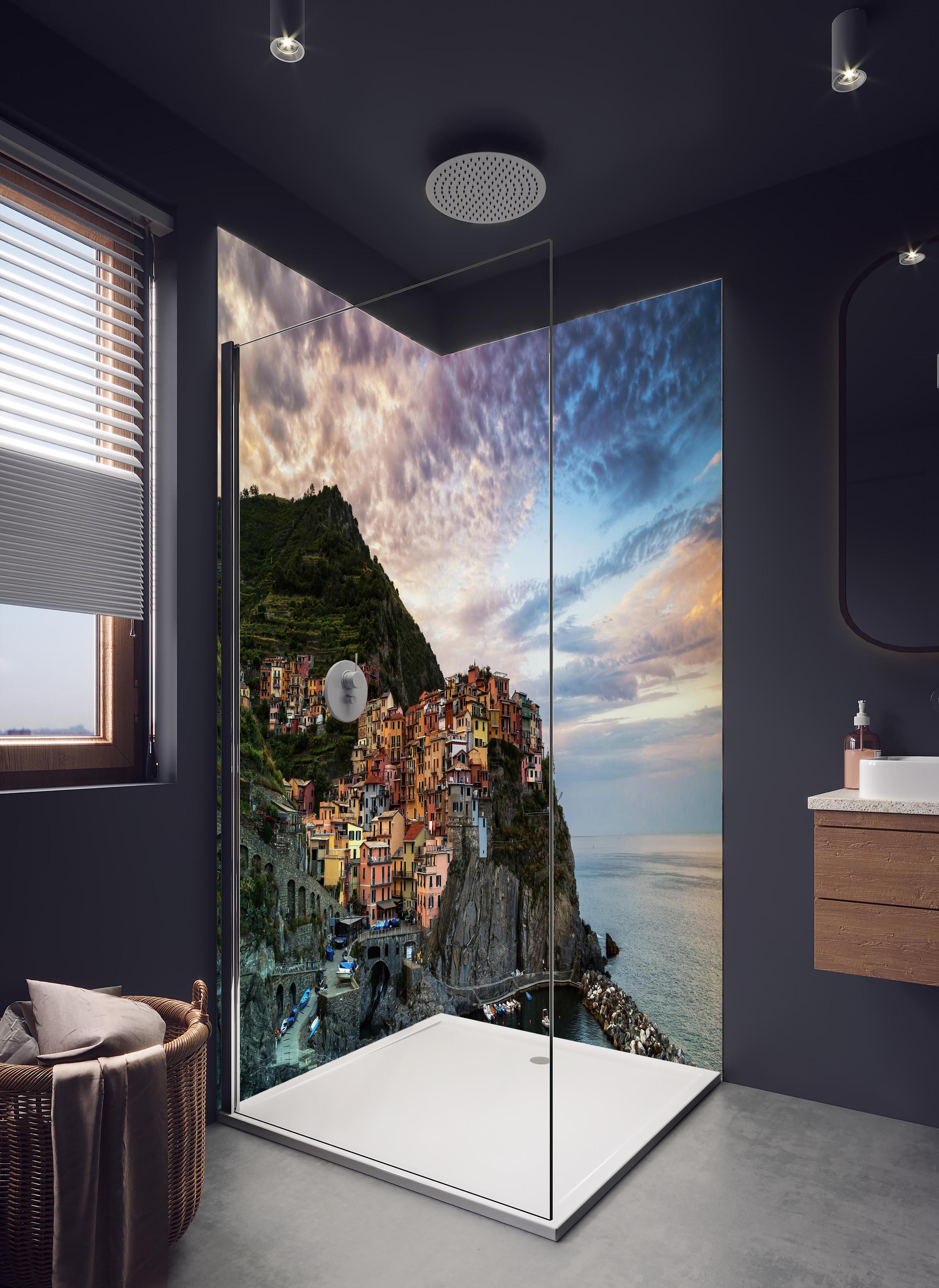 Duschrückwand - Manarola Italien Küstendämmerung in hellem Badezimmer mit Regenduschkopf - zweiteilige Eck-Duschrückwand