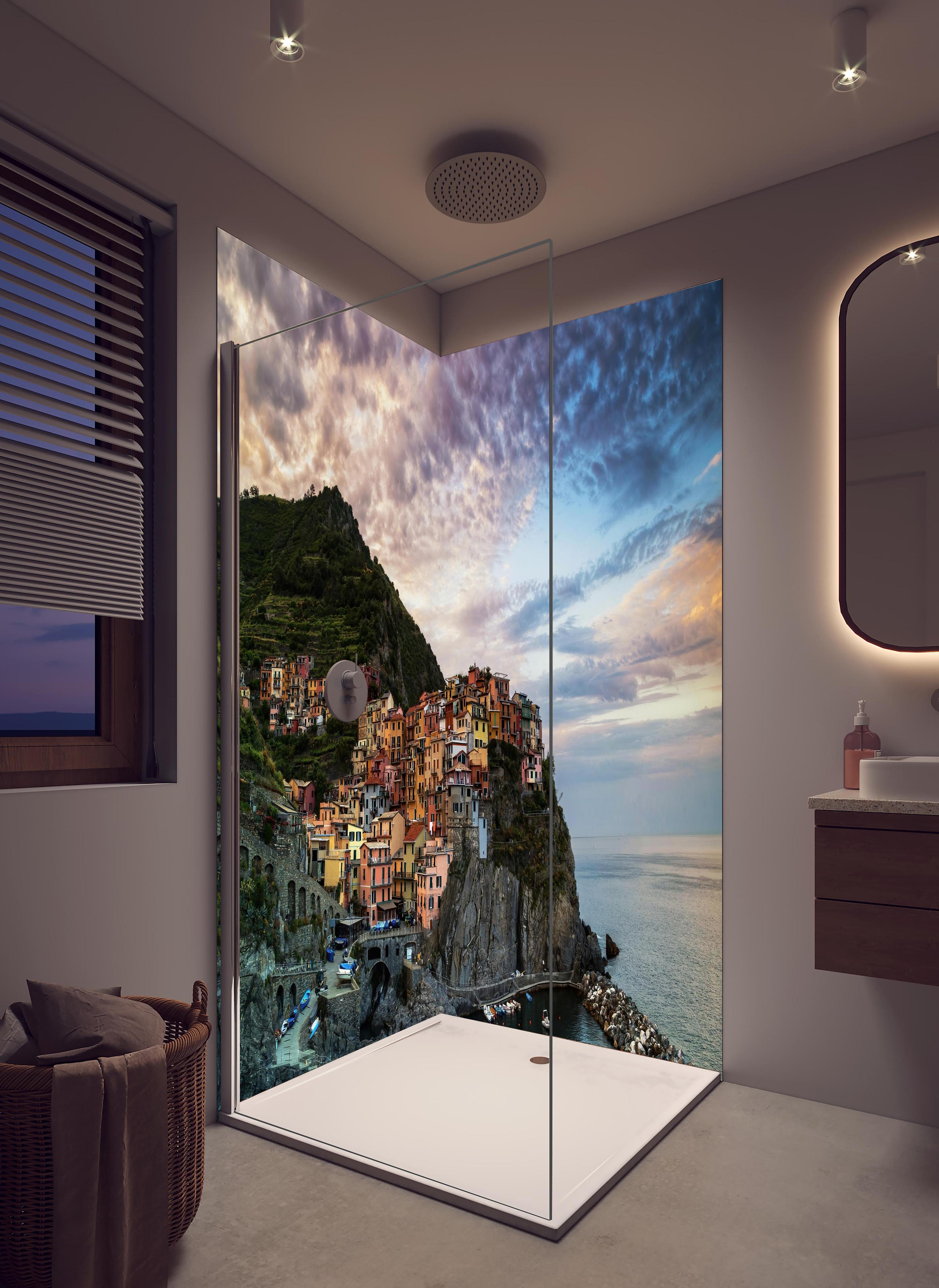 Duschrückwand - Manarola Italien Küstendämmerung in hellem Badezimmer mit Regenduschkopf - zweiteilige Eck-Duschrückwand