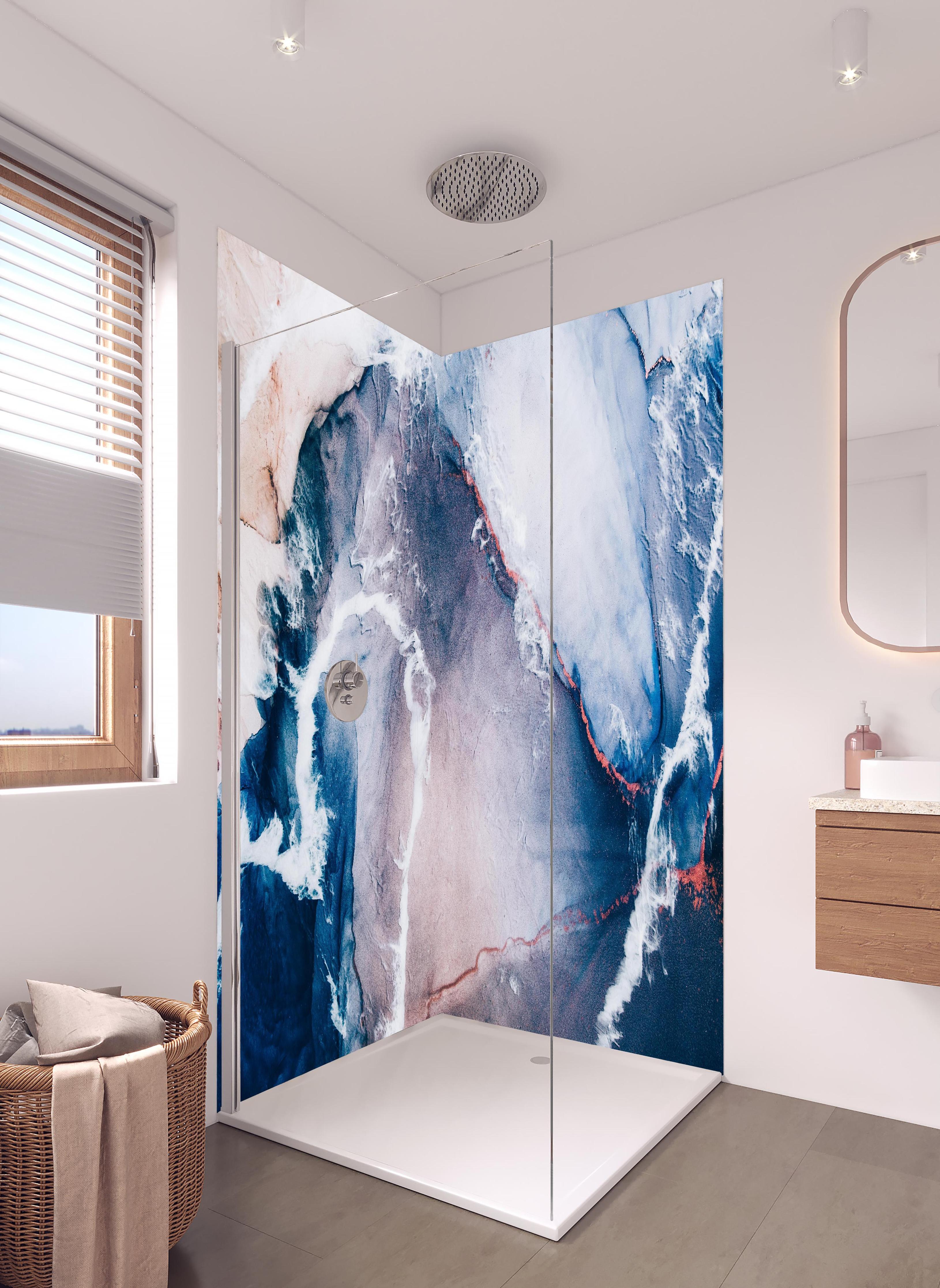 Duschrückwand - Marmor Textur in Blau mit Sandwellen in hellem Badezimmer mit Regenduschkopf - zweiteilige Eck-Duschrückwand