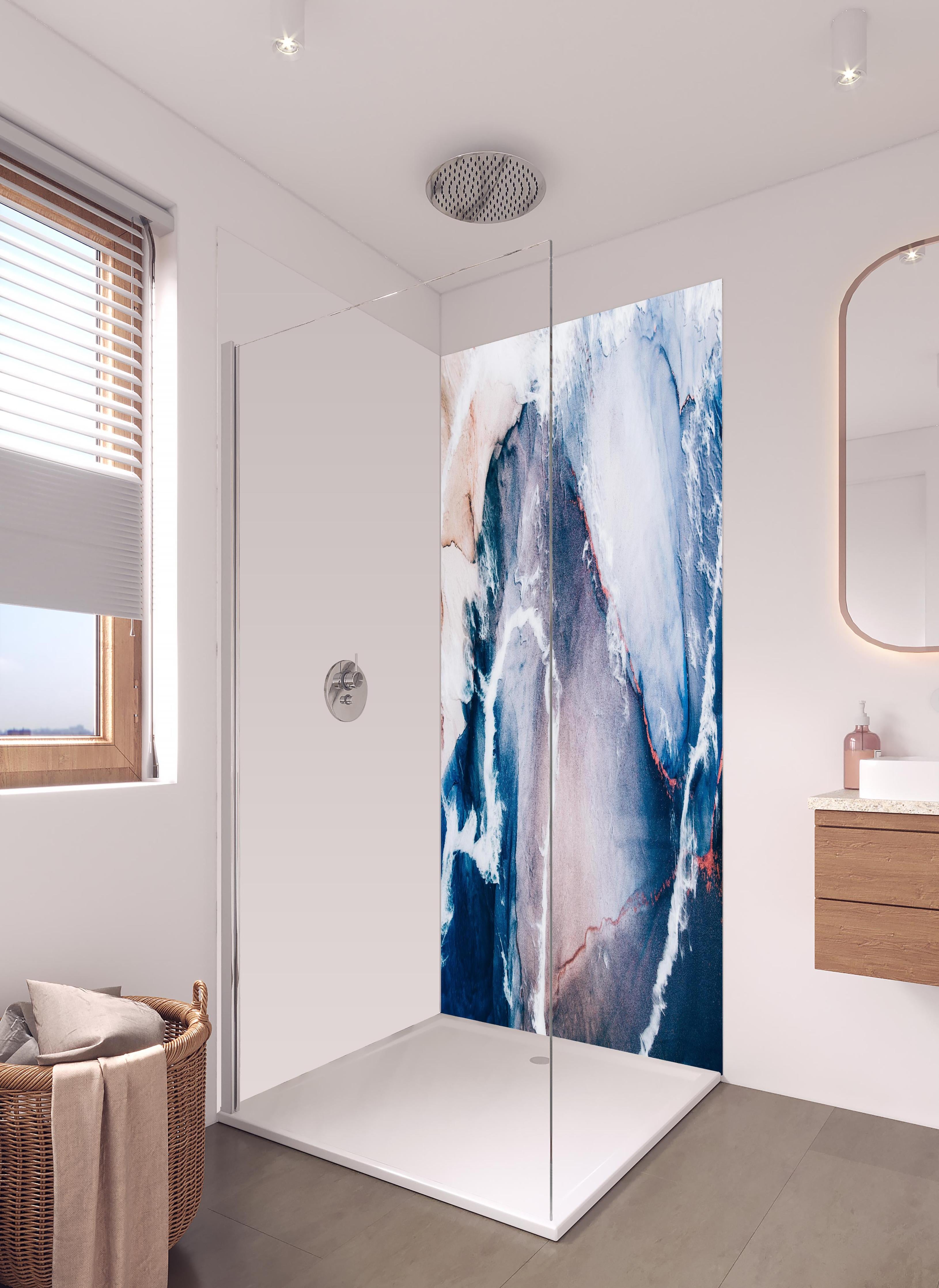 Duschrückwand - Marmor Textur in Blau mit Sandwellen in hellem Badezimmer mit Regenduschkopf - zweiteilige Eck-Duschrückwand