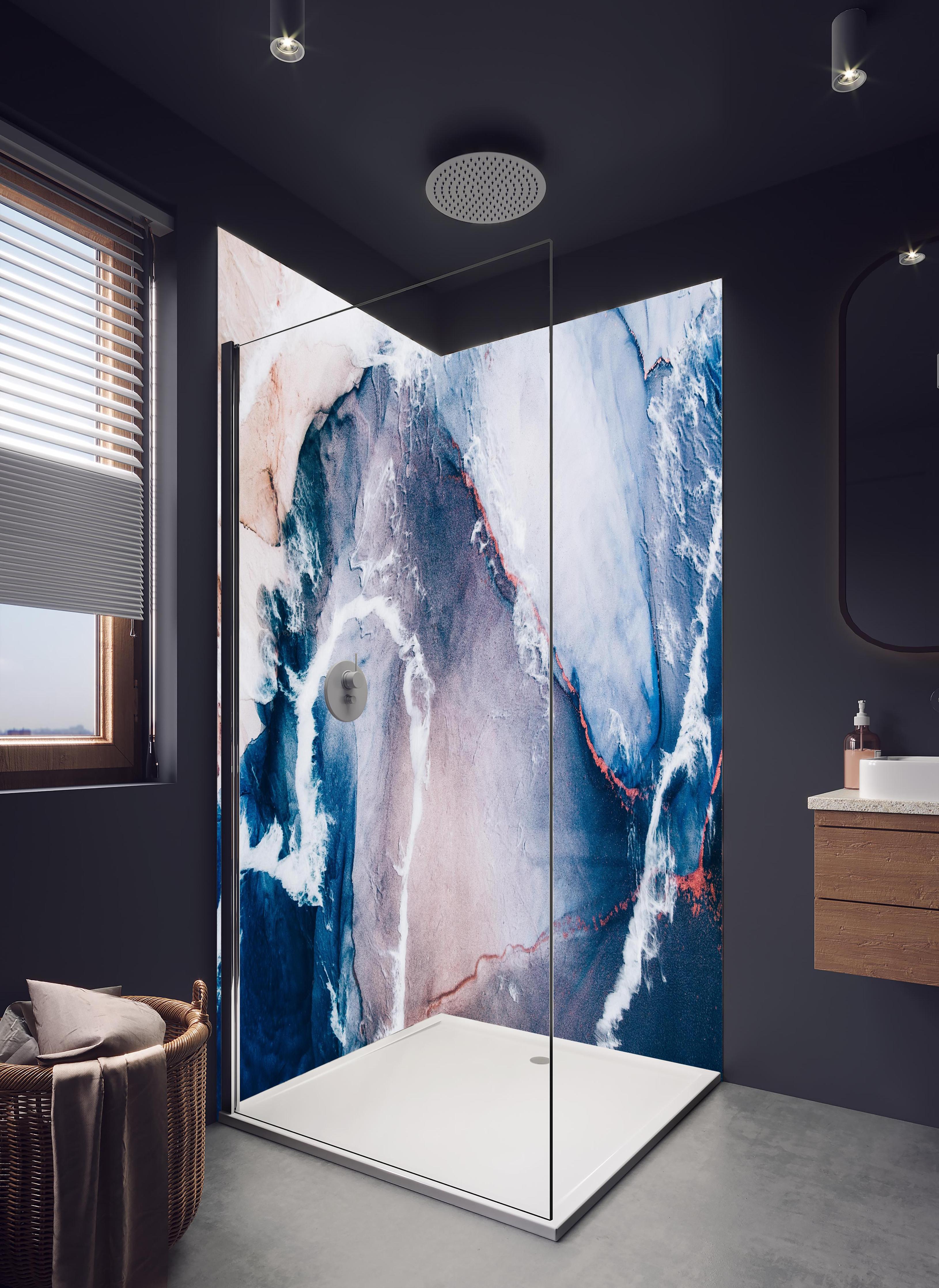 Duschrückwand - Marmor Textur in Blau mit Sandwellen in hellem Badezimmer mit Regenduschkopf - zweiteilige Eck-Duschrückwand