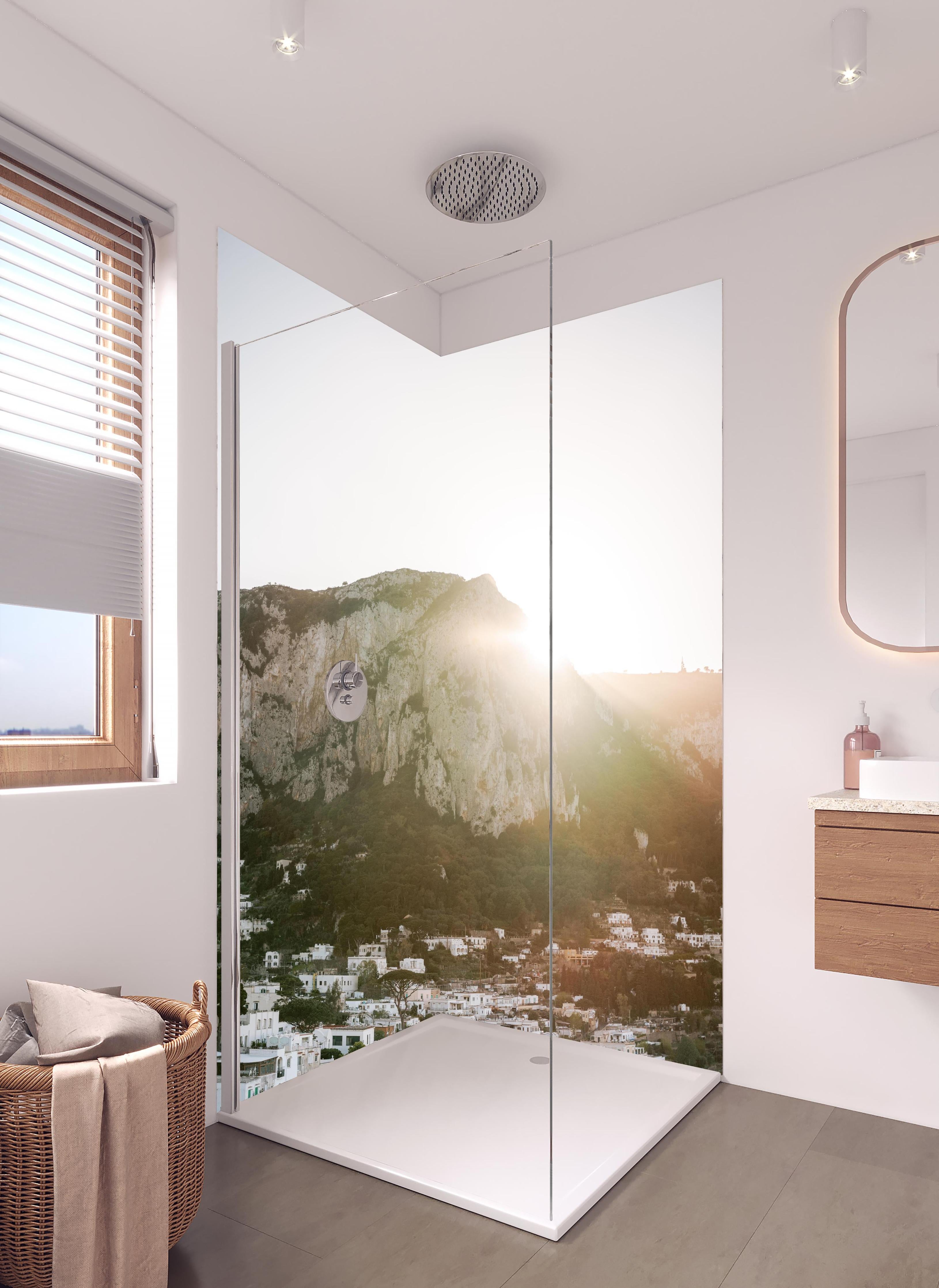 Duschrückwand - Mediterraner Sonnenaufgang über Capri in hellem Badezimmer mit Regenduschkopf - zweiteilige Eck-Duschrückwand