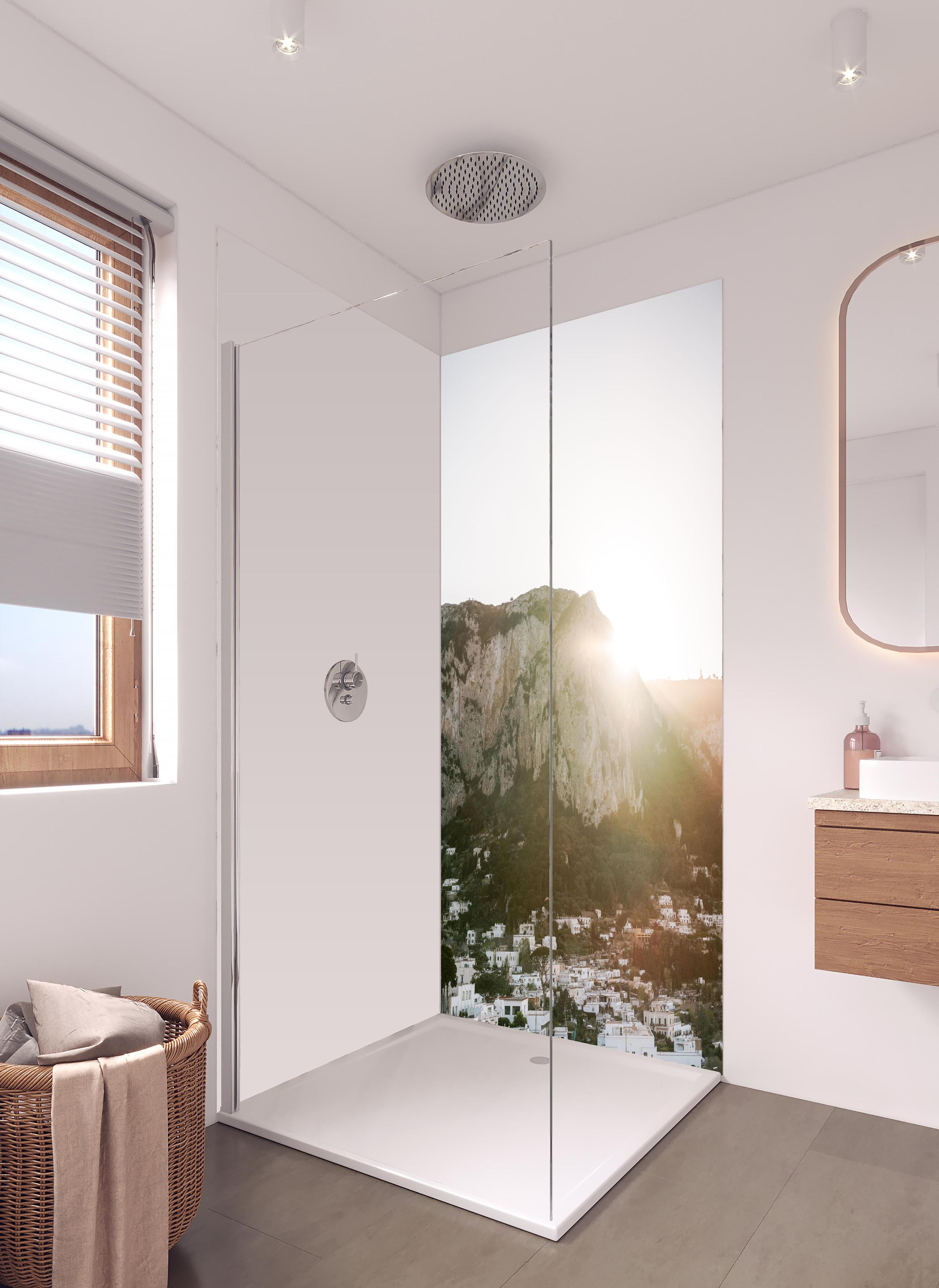 Duschrückwand - Mediterraner Sonnenaufgang über Capri in hellem Badezimmer mit Regenduschkopf - zweiteilige Eck-Duschrückwand
