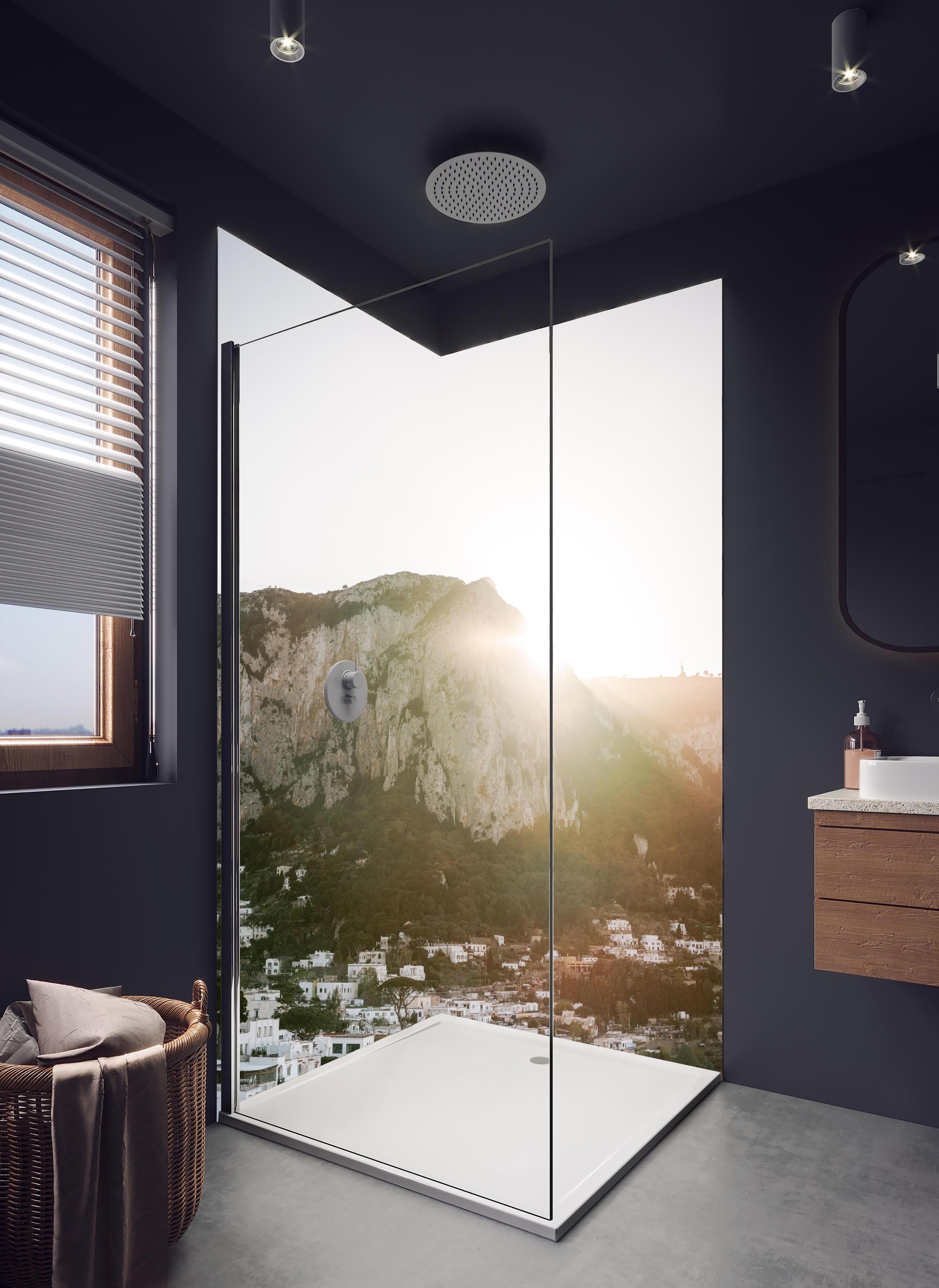 Duschrückwand - Mediterraner Sonnenaufgang über Capri in hellem Badezimmer mit Regenduschkopf - zweiteilige Eck-Duschrückwand