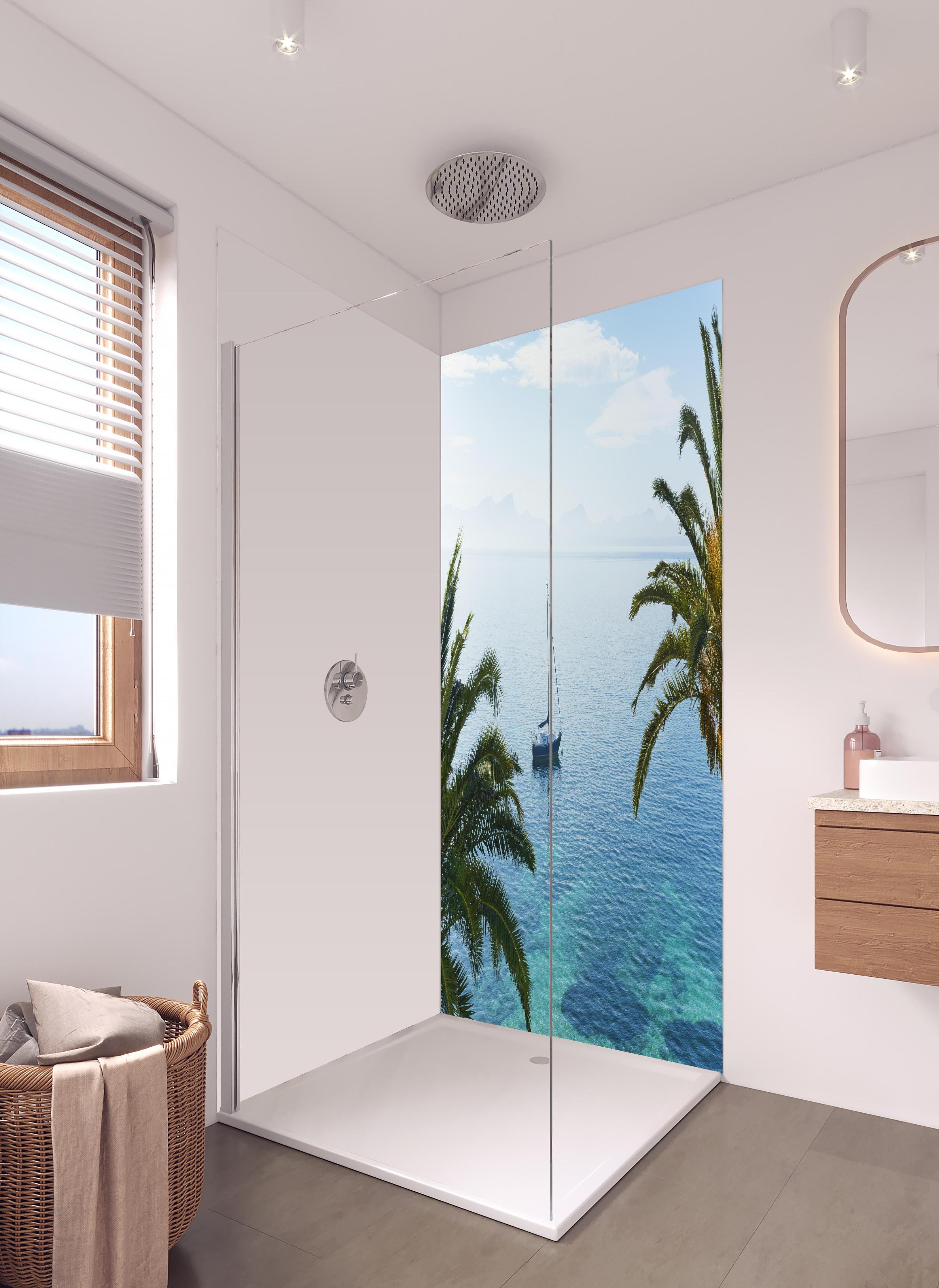 Duschrückwand - Meeres Ausblick - Mallorca in hellem Badezimmer mit Regenduschkopf - zweiteilige Eck-Duschrückwand