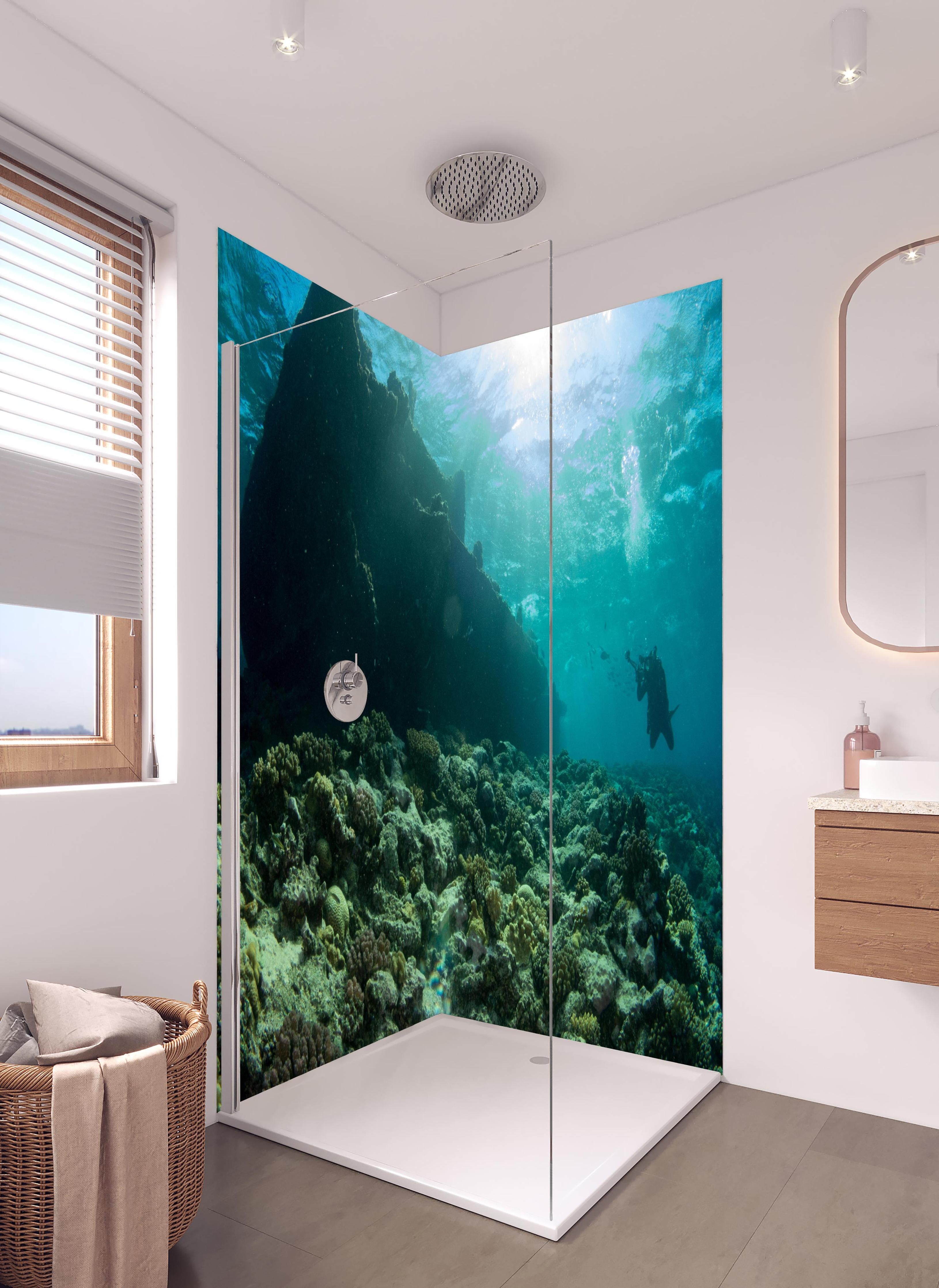 Duschrückwand - Meeresboden mit Unterwasserleben in hellem Badezimmer mit Regenduschkopf - zweiteilige Eck-Duschrückwand